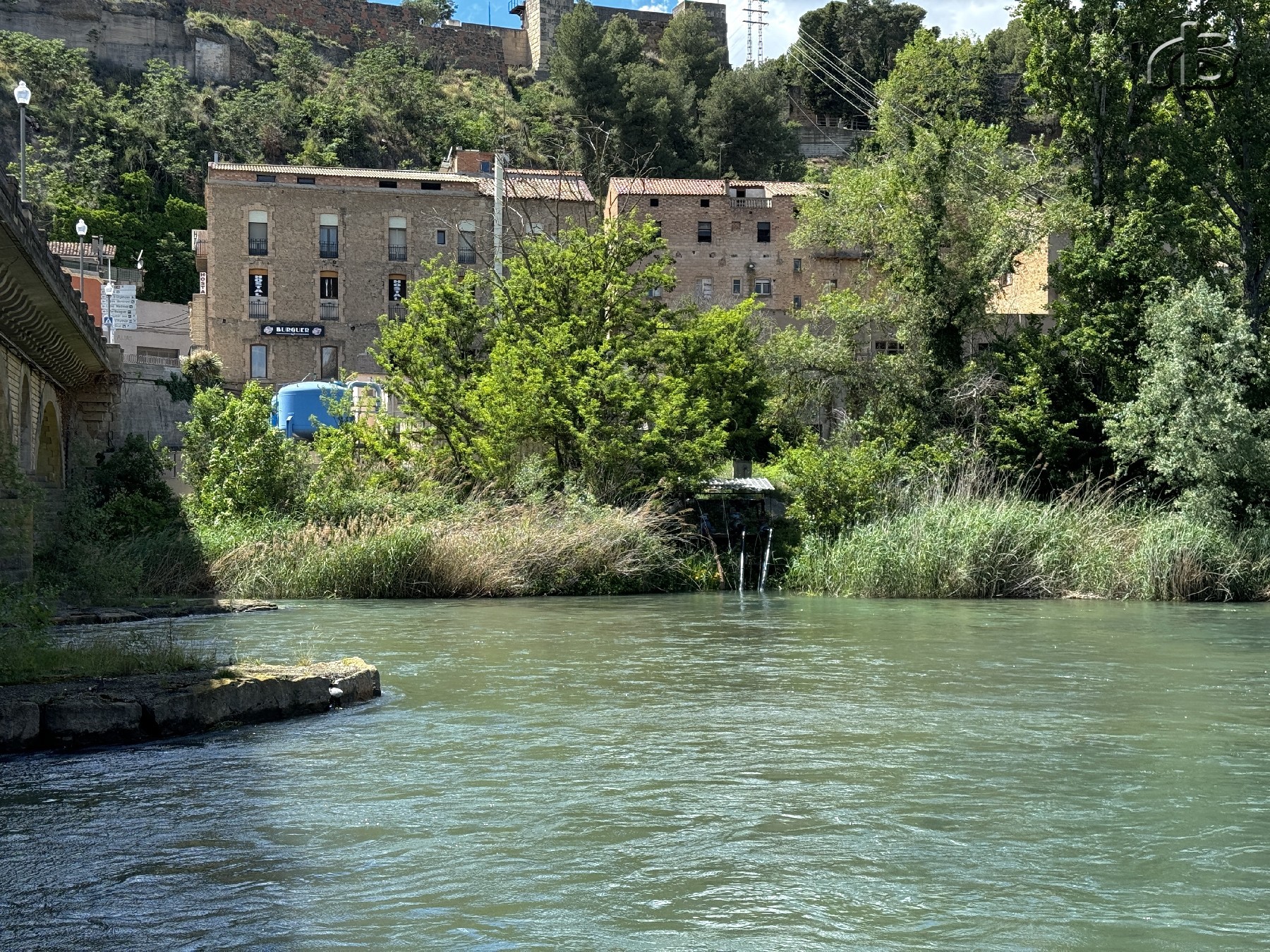 Riu Segre amb la casa de la captaci all fons