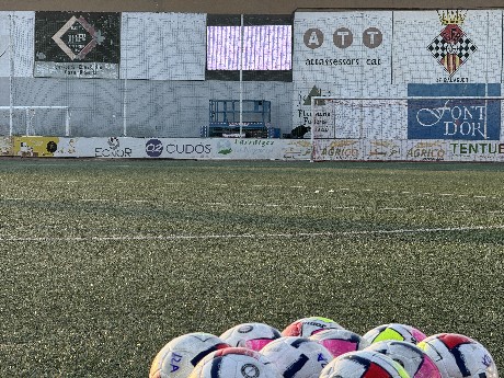 Camp de futbol amb el nou marcador al fons