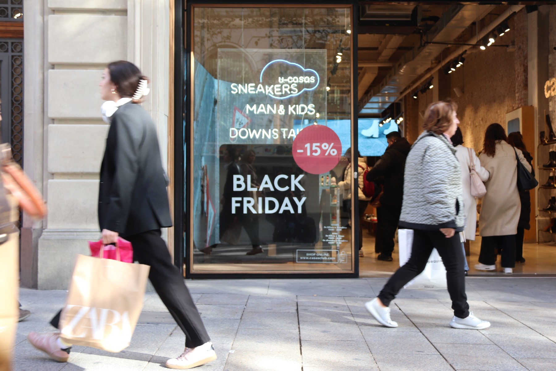 Botiga anunciant el Black Friday - ACN