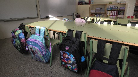 Motxilles en una aula