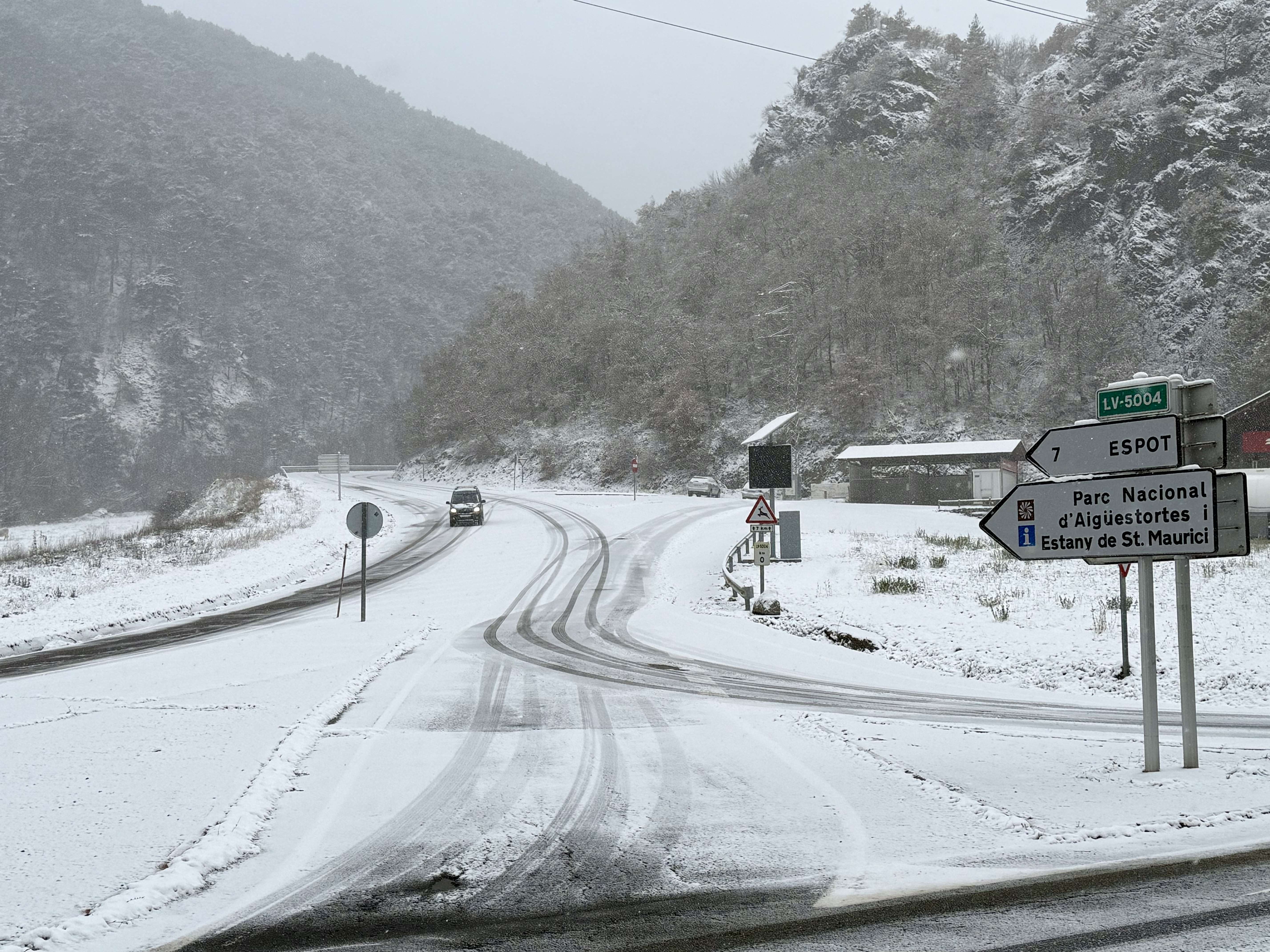 La carretera d'accés a Espot, al Pallars Sobirà, nevada - ACN