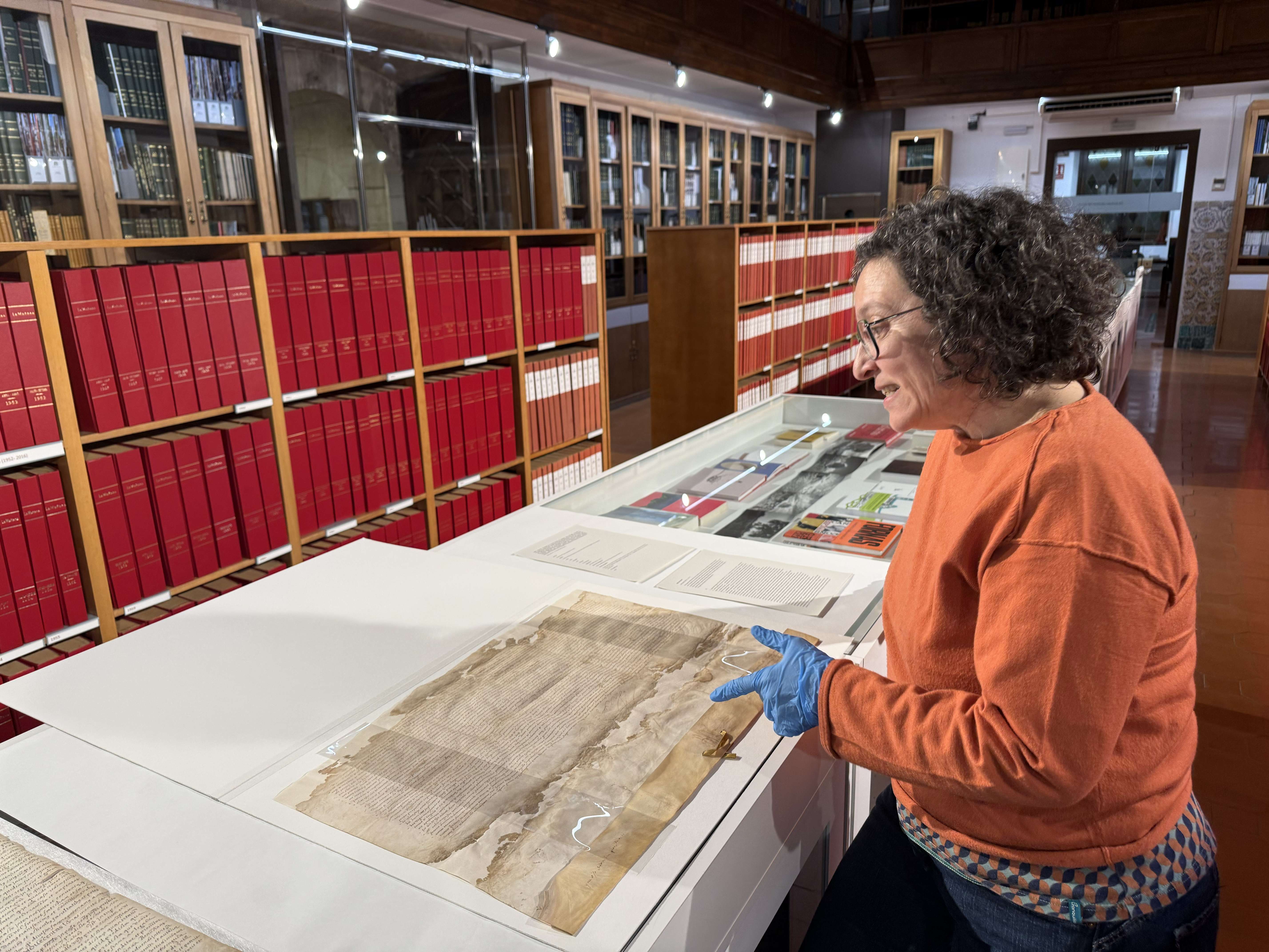 La responsable del Servei de Patrimoni Bibliogràfic de l’IEI, Sílvia Farrús, amb alguns dels pergamins que es conserven