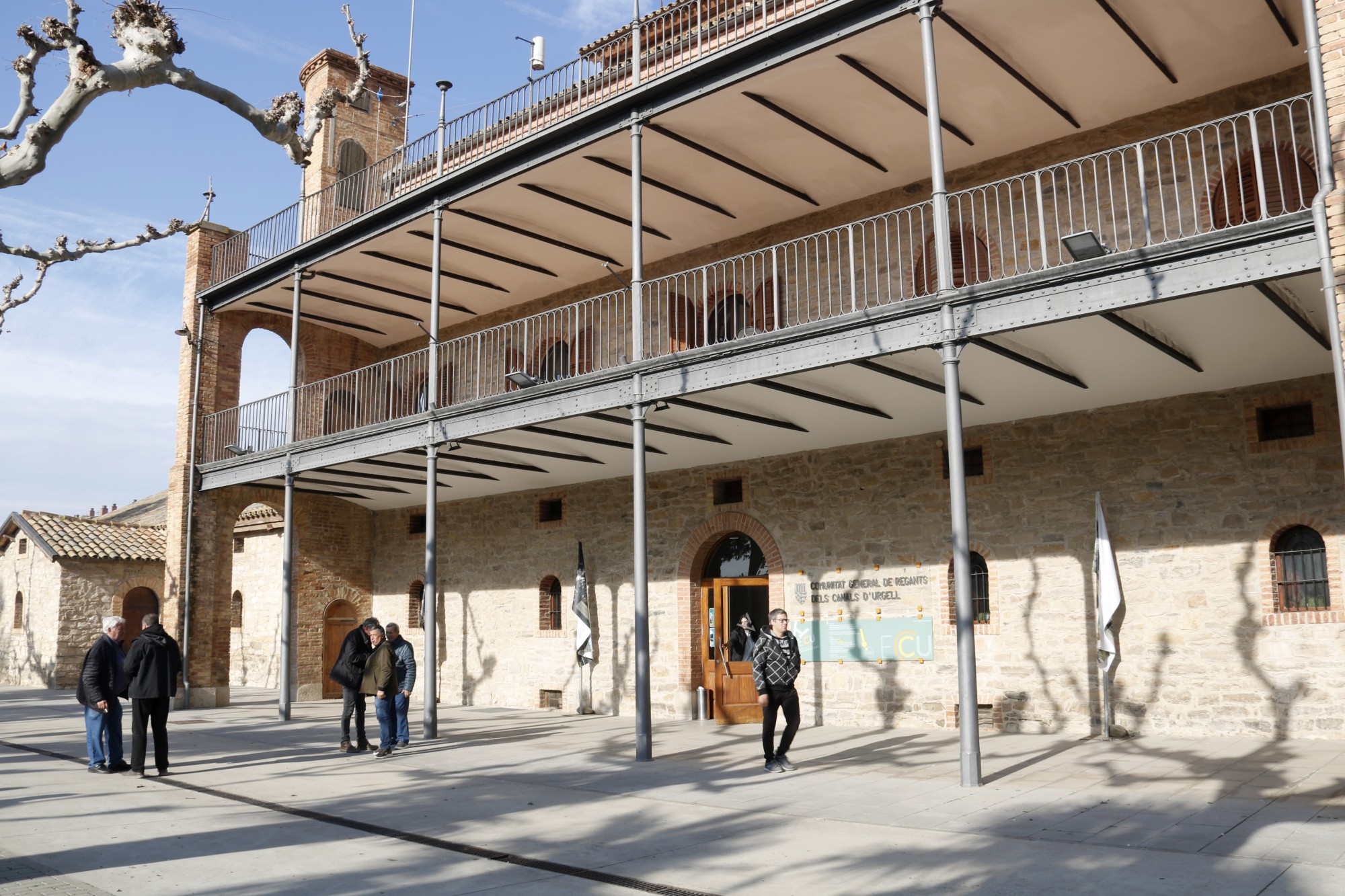 Representants de les col·lectivitats del canal d'Urgell surten de l'edifici després de la junta de govern que s'ha celebrat a la casa Canal de Mollerussa