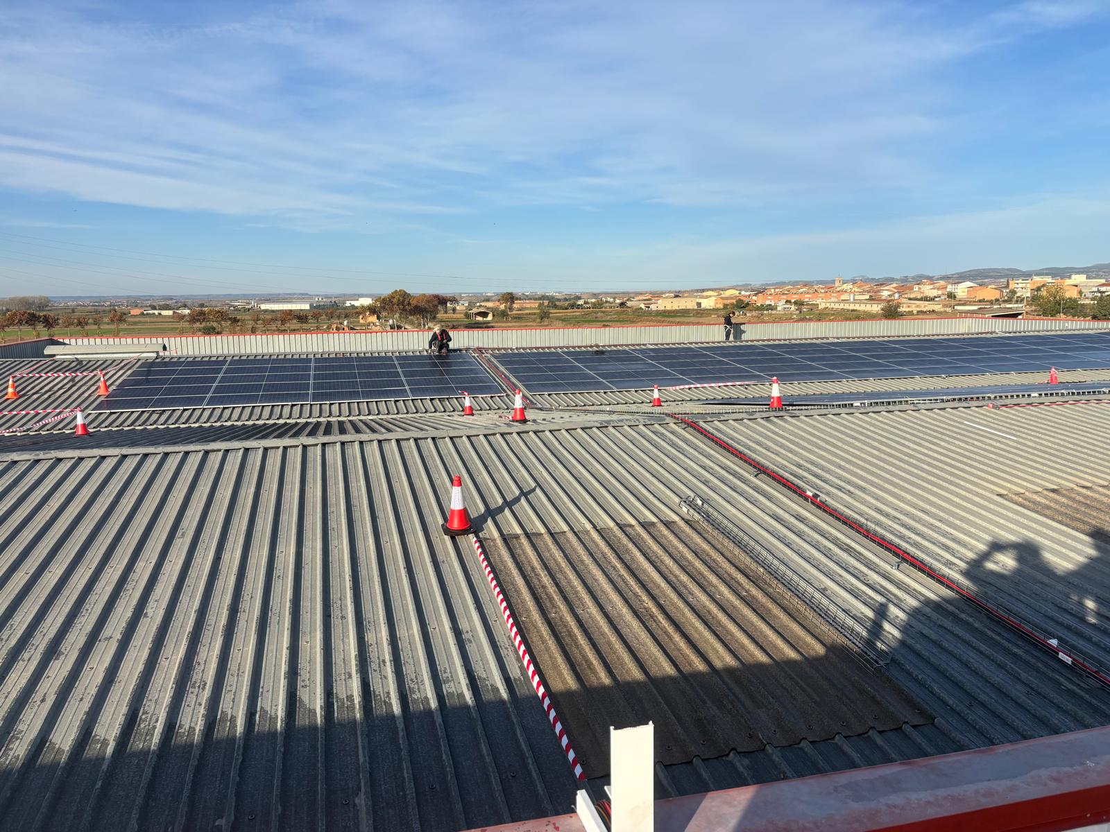Instal·lació de les plaques solars a Vallfogona