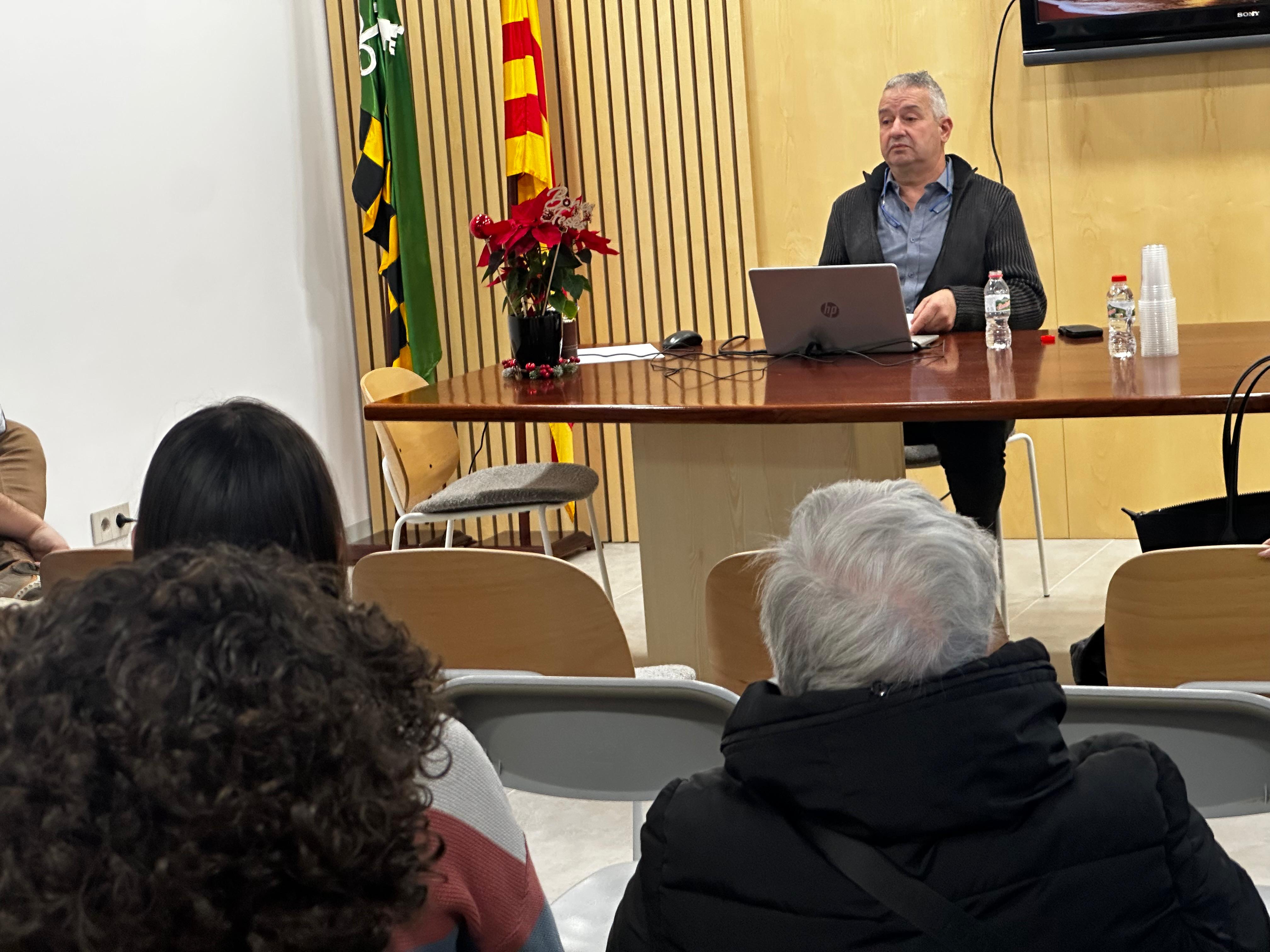 Villarte anunciant als veïns la seva decisió