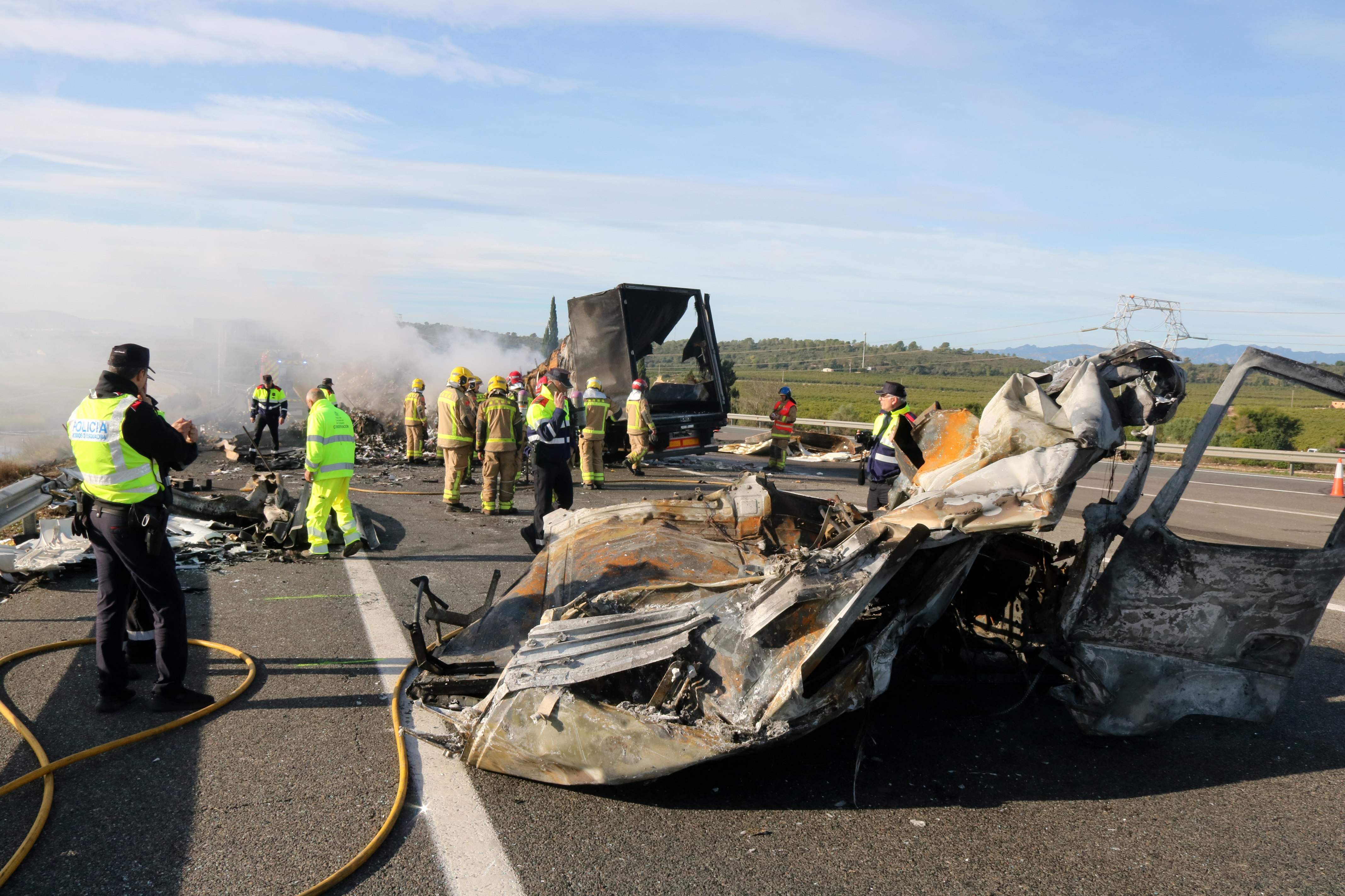 Restes dels camions implicats en l'accident a l'AP7, a l'altura de l'Aldea