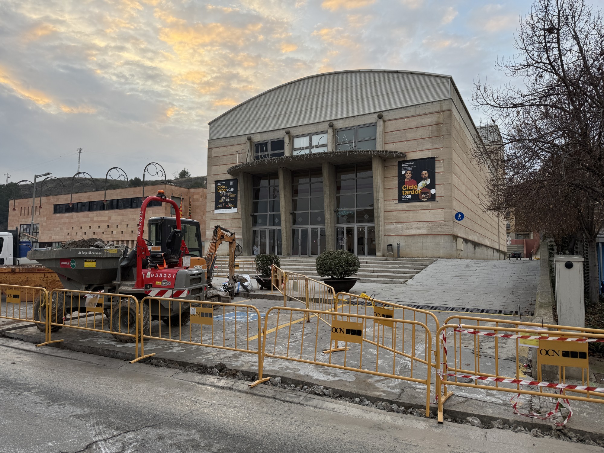 Obres instal·lació de la corrent per al punt de recàrrega al teatre