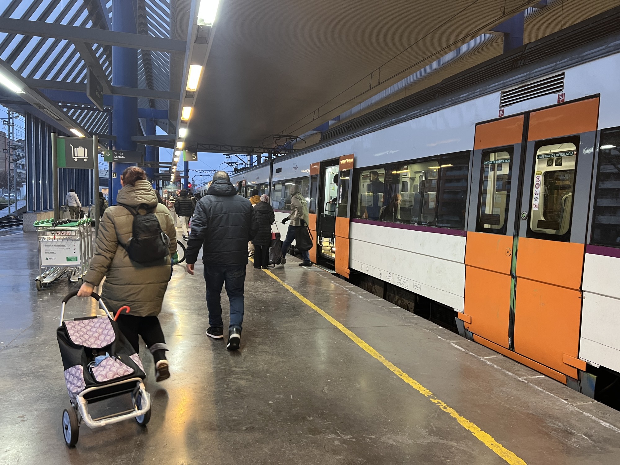 Usuaris de RL3 procedents de Cervera baixen del tren que ha funcionat amb normalitat