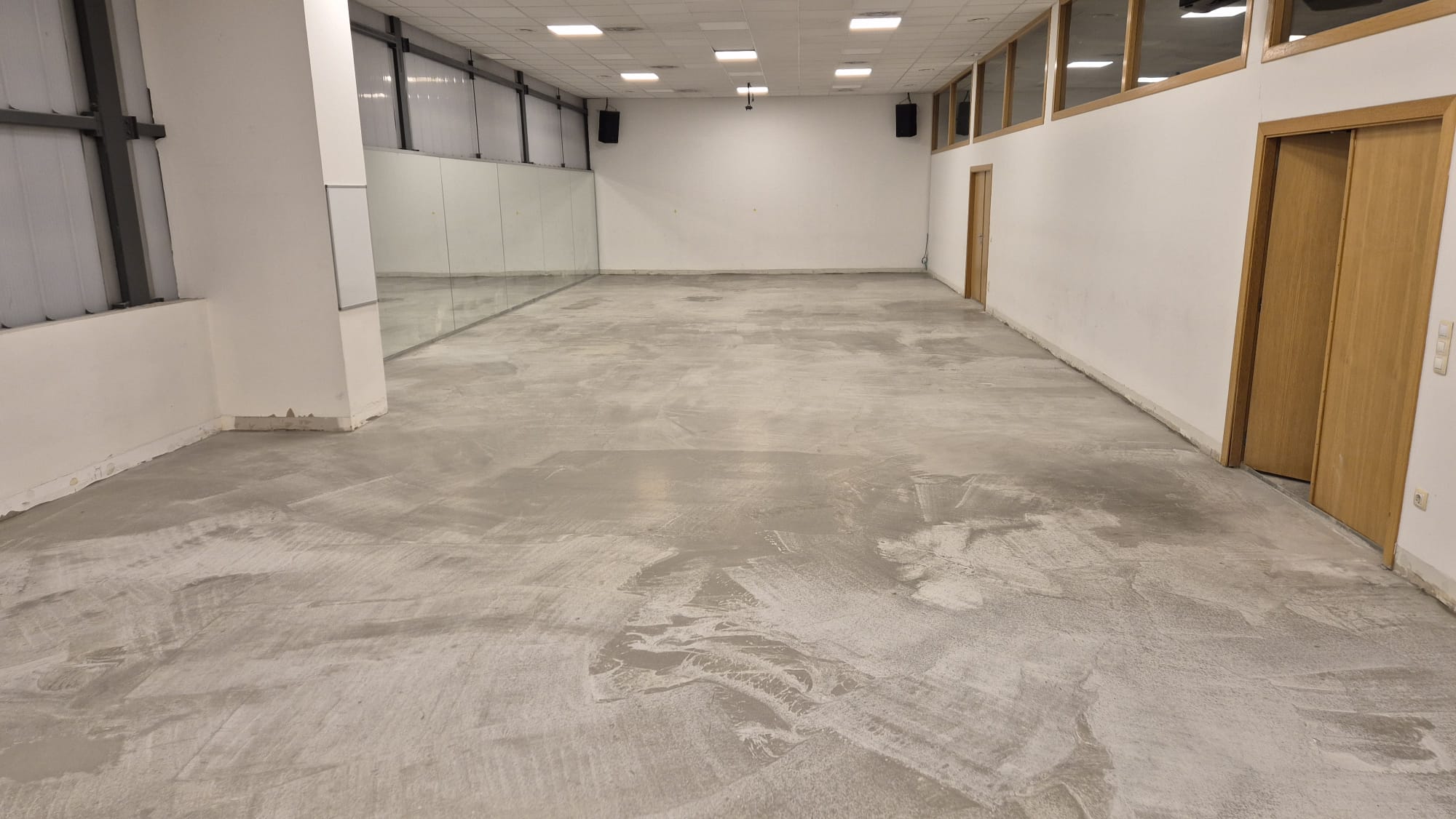 Sala on s'està renovant el terra