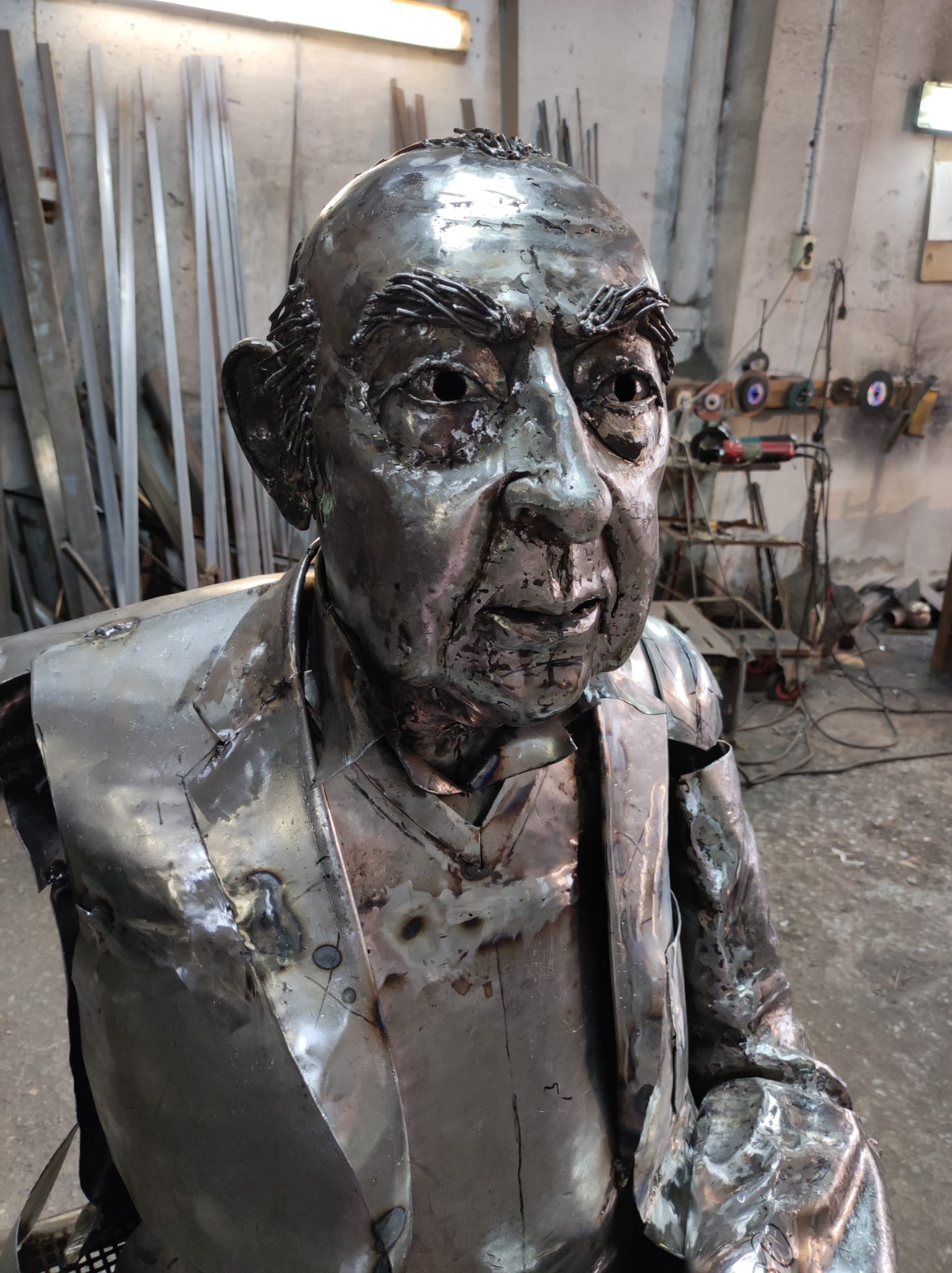 Imatge d'arxiu de la creació de l'estàtua al taller de l'artista