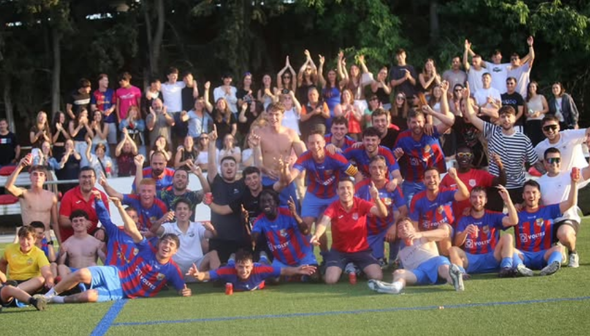 L'equip del Térmens celebrant amb l'afició l'ascens.