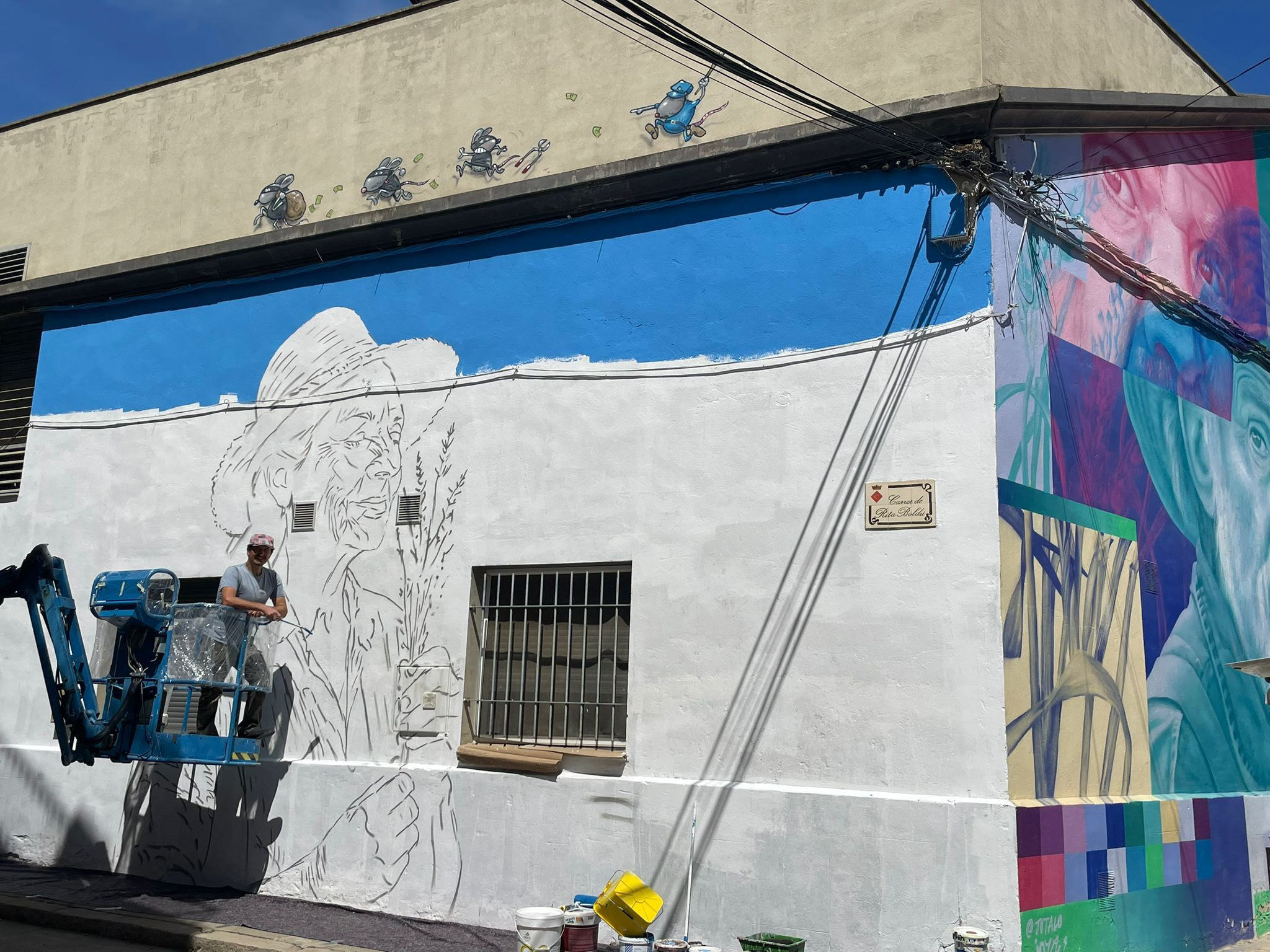 L'artista Oriol Arumí inicia el primer mural del Festival Gargar 2026 dedicat a l'Associació de Dones de Penelles. Foto: Ajuntament de Penelles.