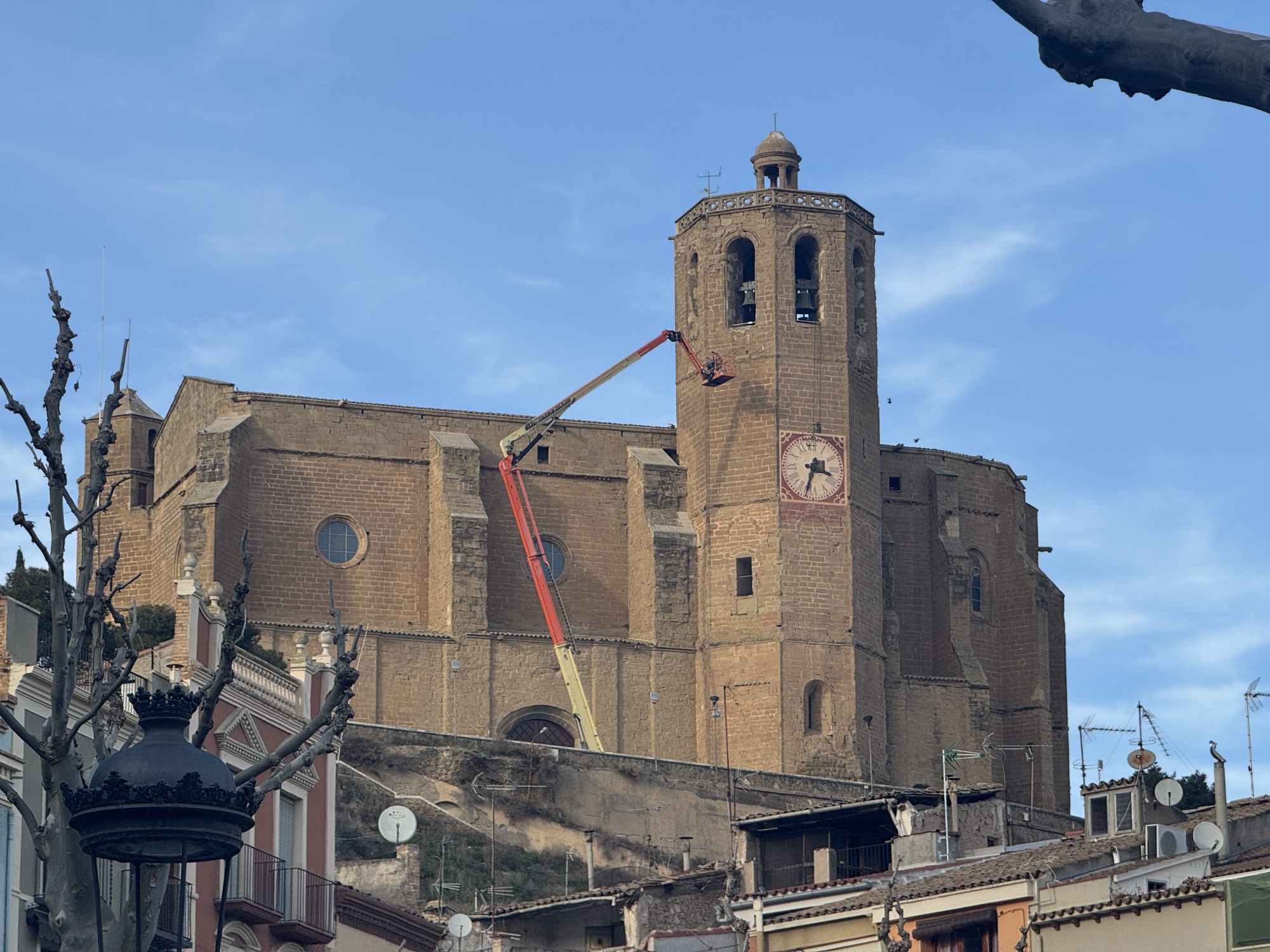 Imatge de la grua revisant la façana