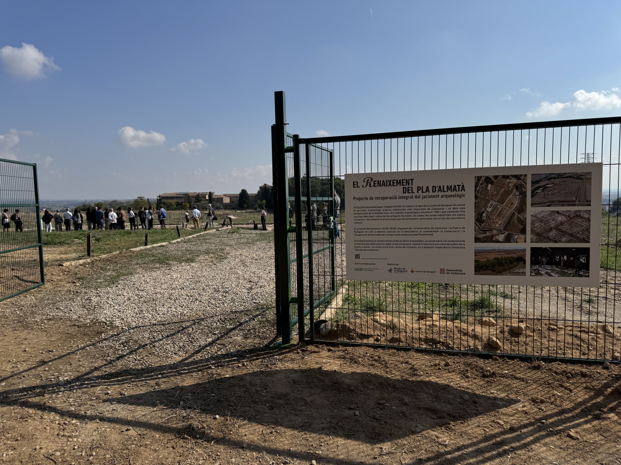 Entrada al Pla amb el cartell explicatiu del projecte