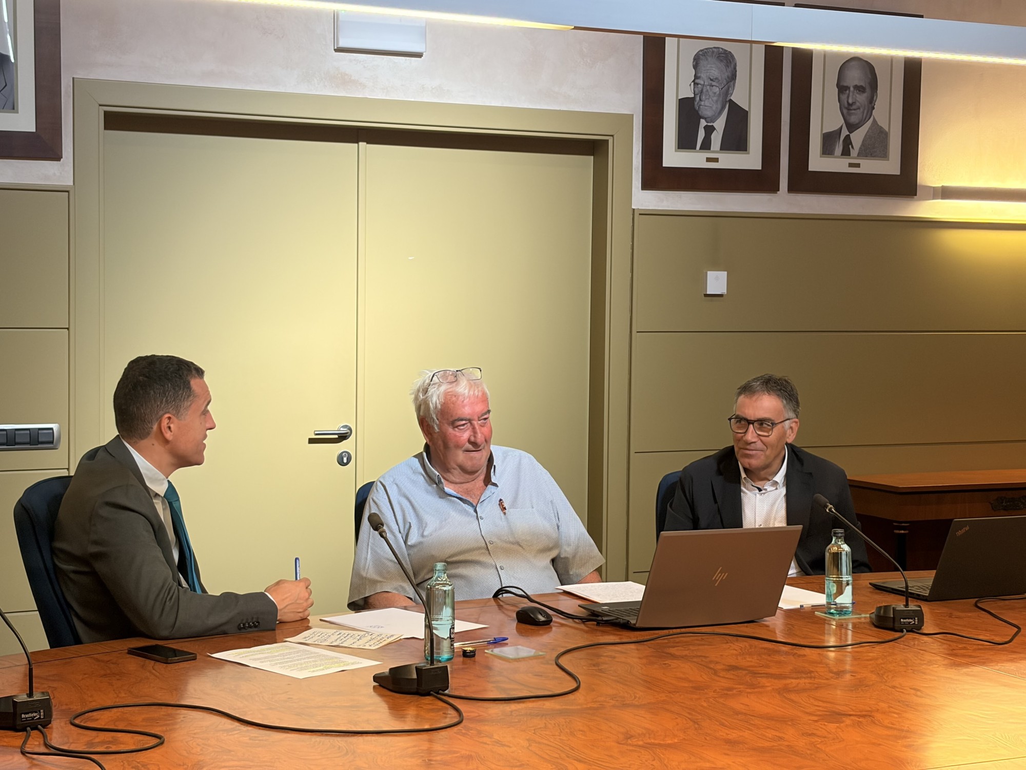 Conseller d'Agricultura, Ramaderia, Pesca i Alimentació, Òscar Ordeig, president de la CGRCU, Amadeu Ros, i director general de Regadius i Espais Agraris, Xavier Gispert