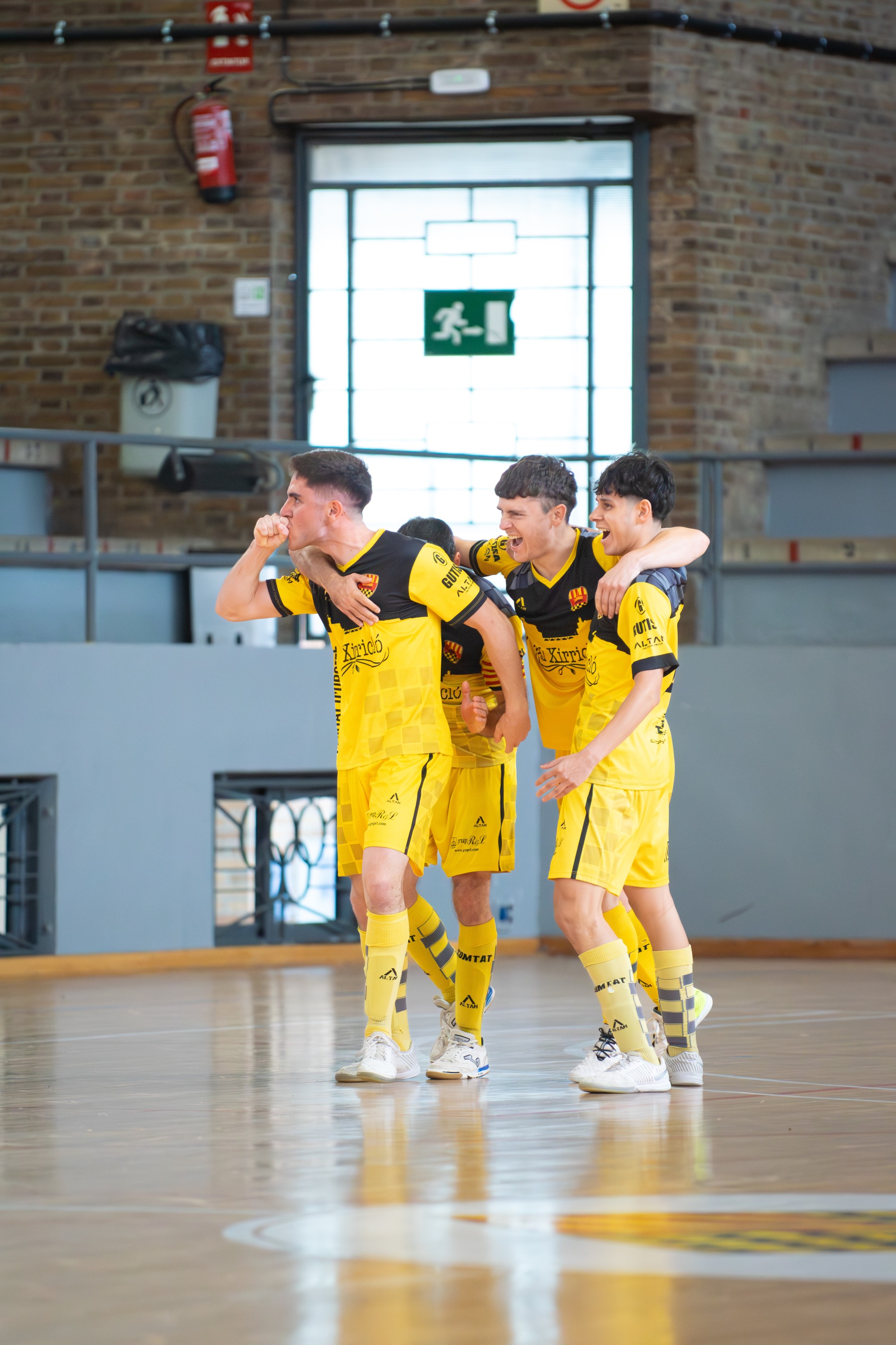 L'equip celebrant un dels gols de Salvador Farré