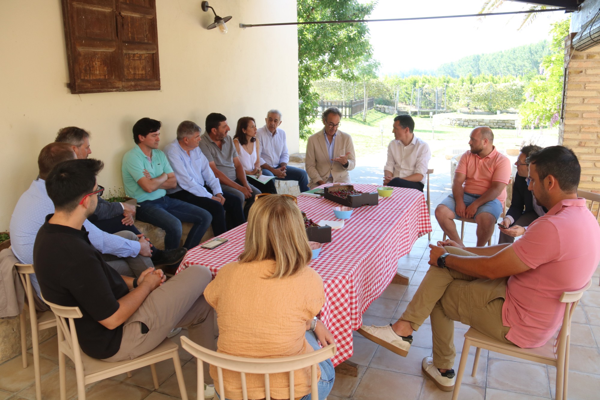 El conseller d'Agricultura, Òscar Ordeig, durant una visita a Torre Roca d'Aitona