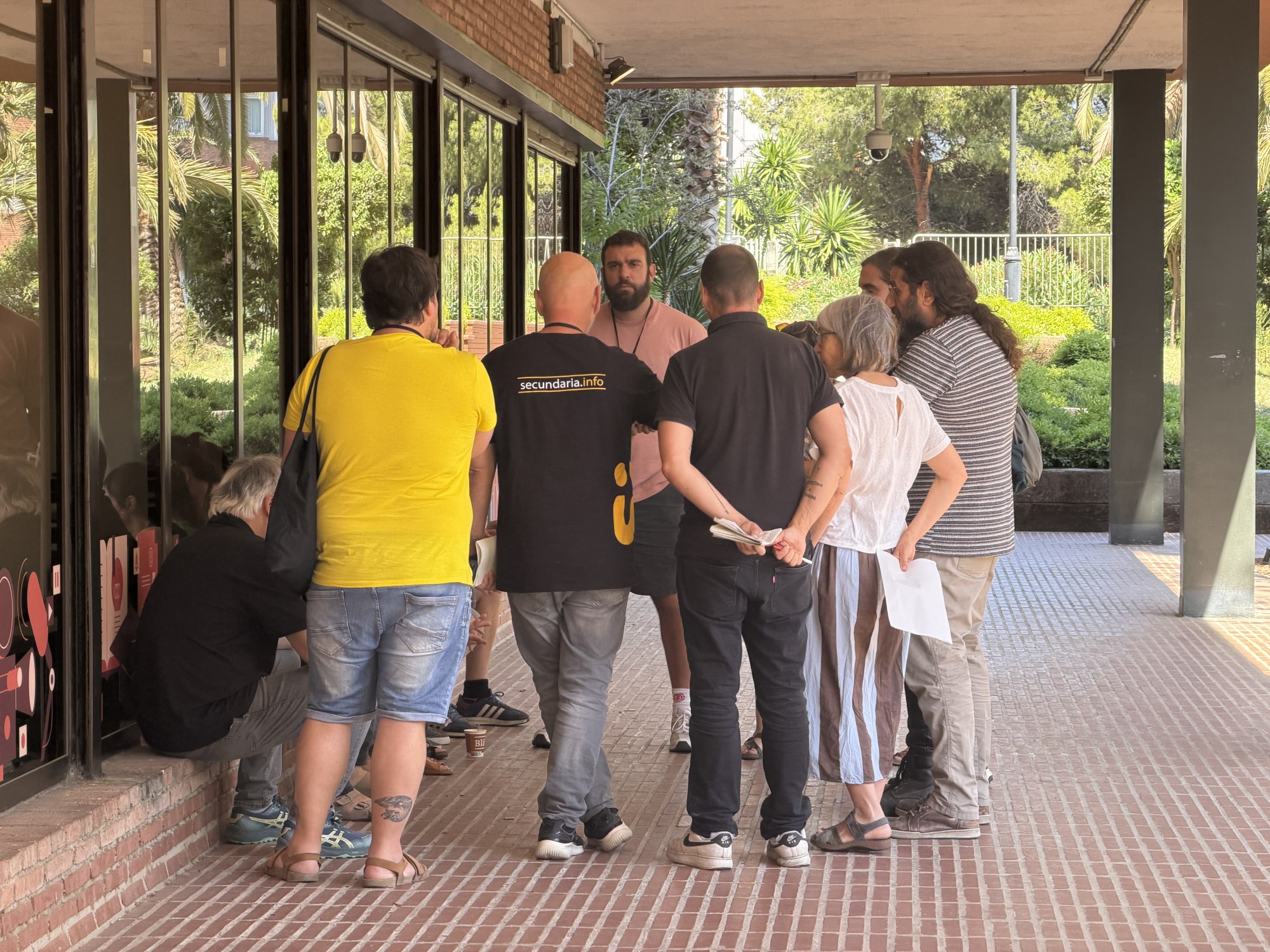 Els sindicats de la vaga d’educació valoren la nova proposta del departament durant un recés de la reunió a la conselleria.