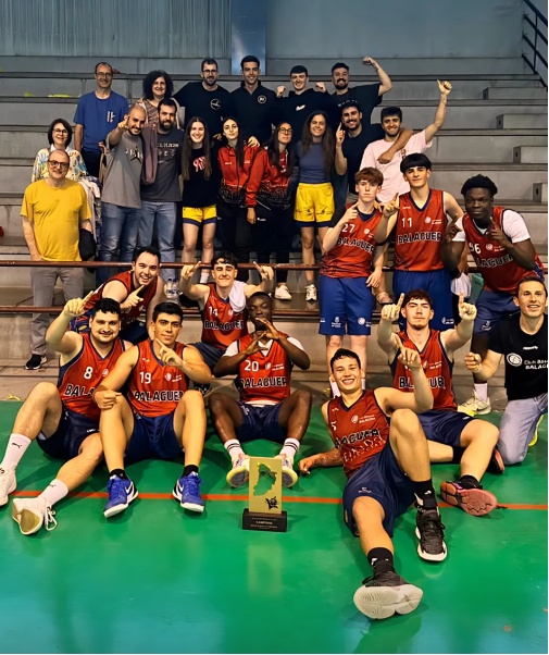 L'equip celebrant el títol amb l'afició el passat cap de setmana