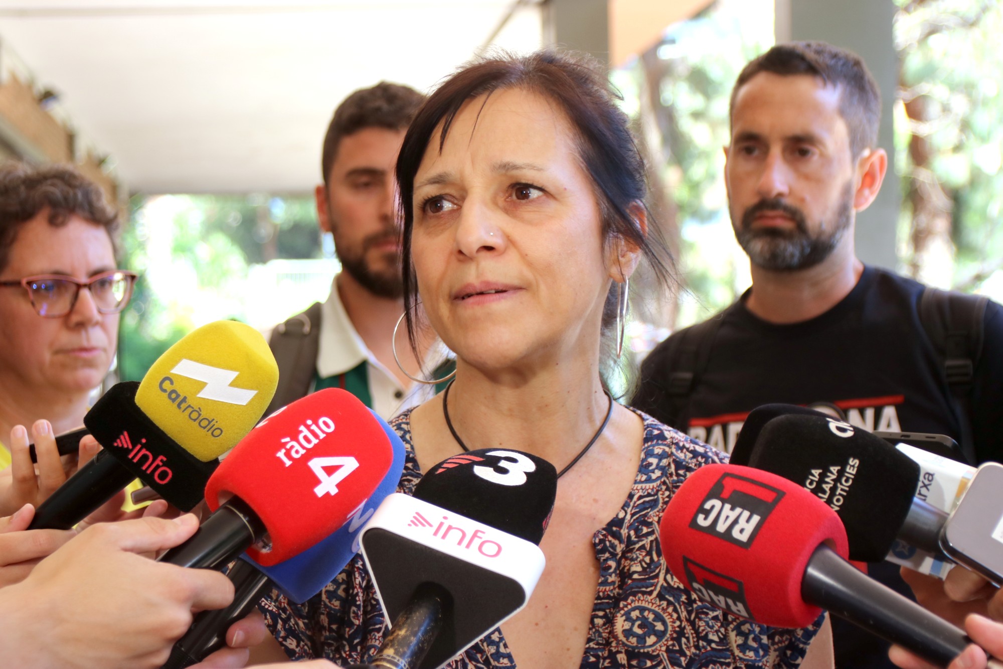 La portaveu d'USTEC, Iolanda Segura, atén la premsa abans de la nova reunió dels sindicats a Educació