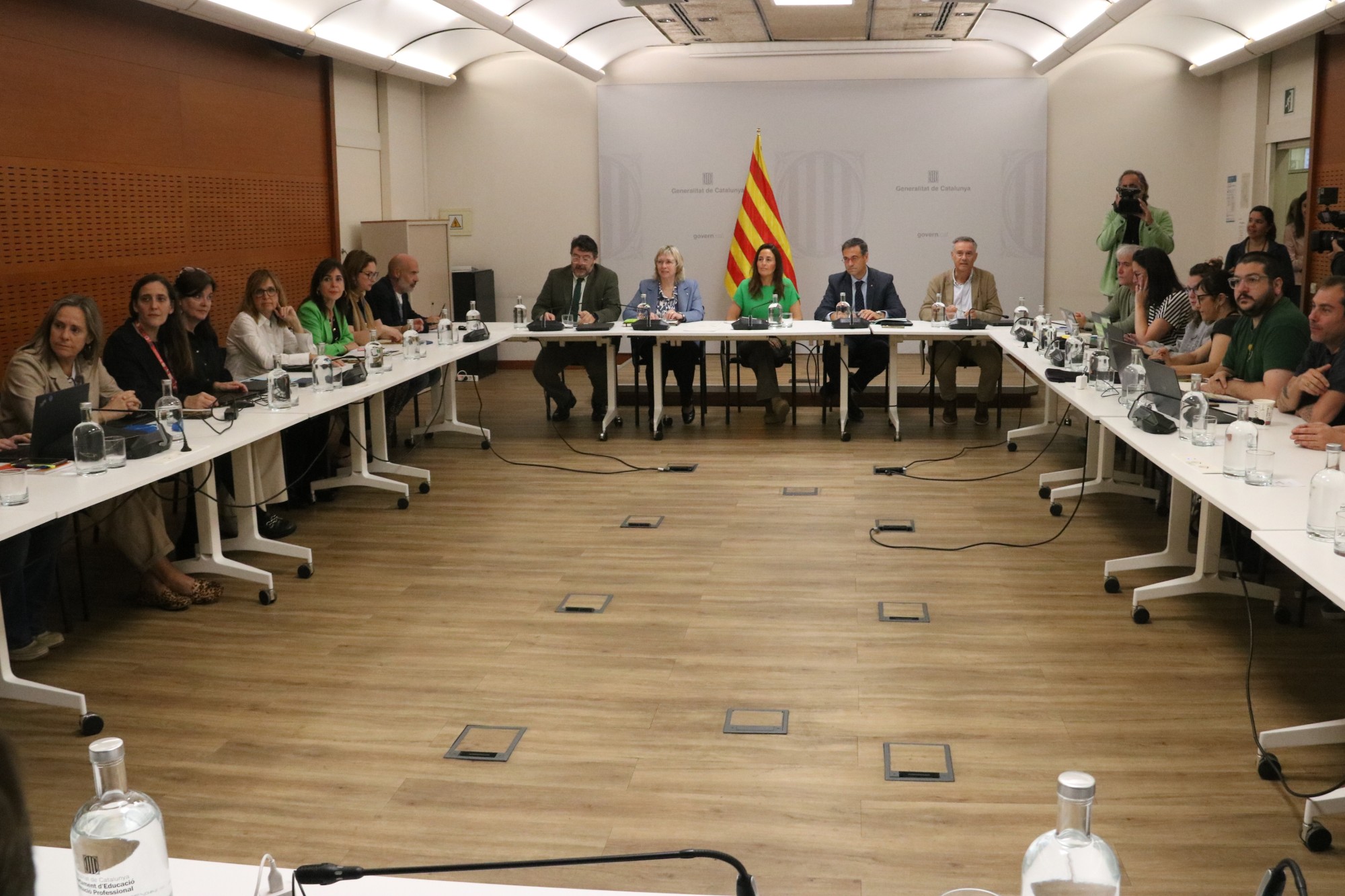 Reunió de la Mesa Sectorial d'Educació amb la consellera Niubó. ACN