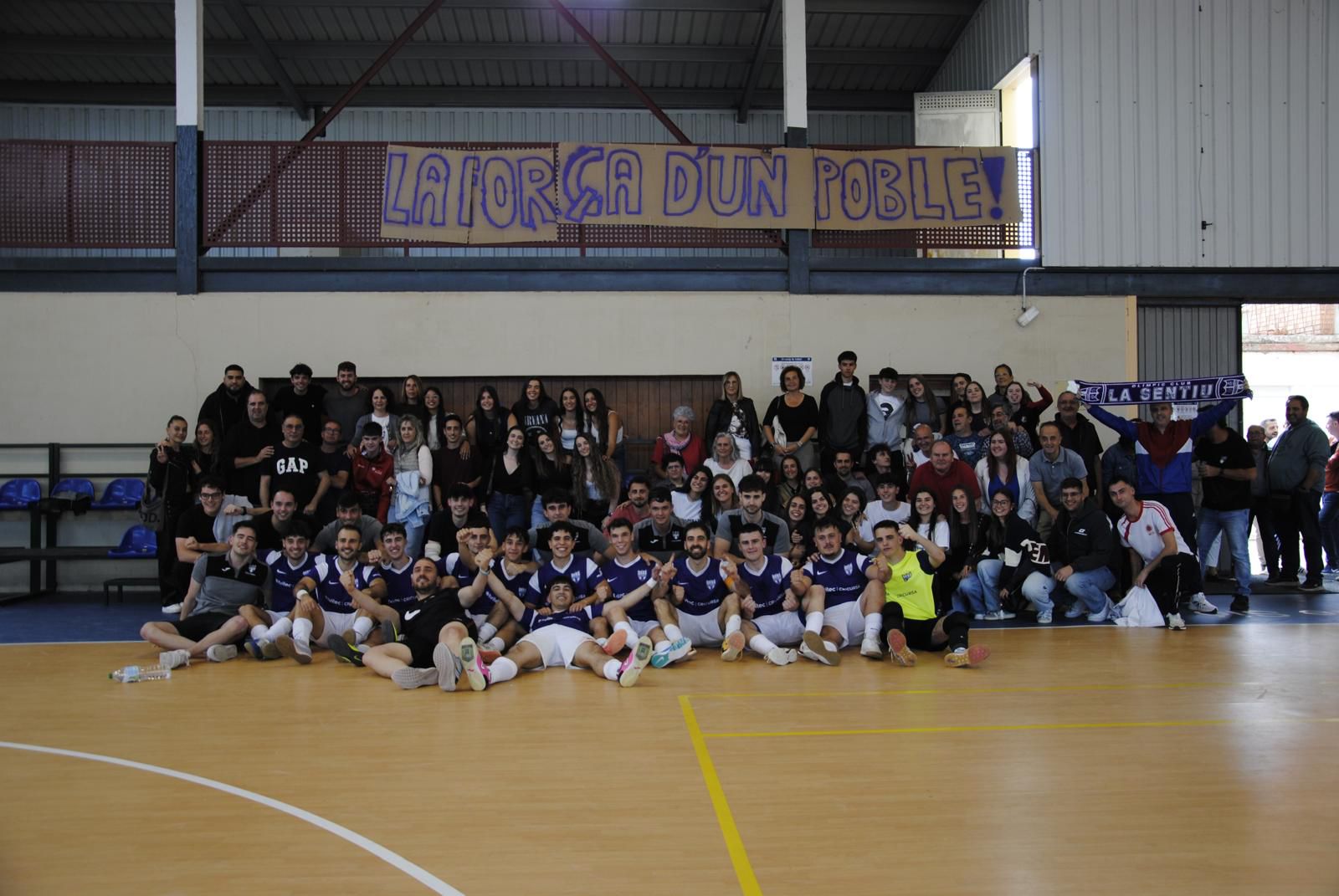 L'equip celebrant l'ascens amb l'afició