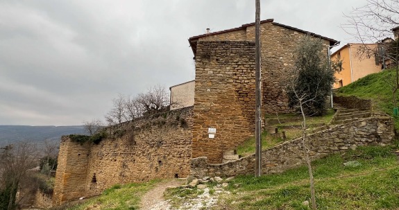 Escales d'accés al recinte emmuralat d'Àger
