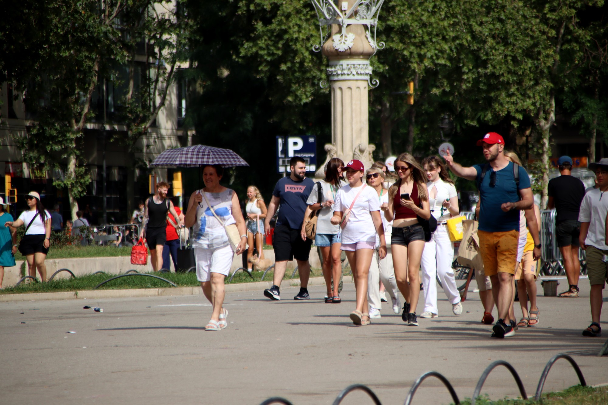 gent sota la calor a Barcelona