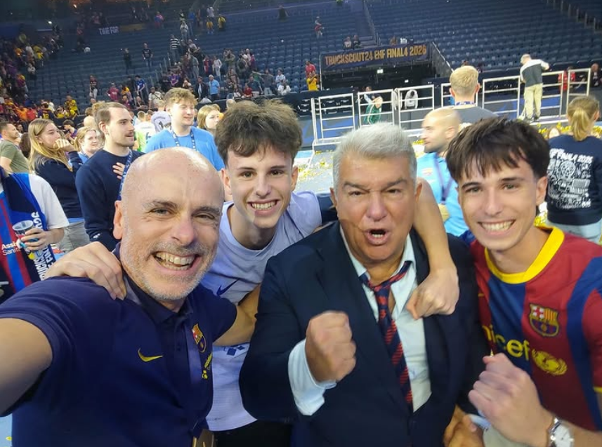Francesc Pla Llauradó celebrant el títol amb el president del FC Barcelona, Joan Laporta