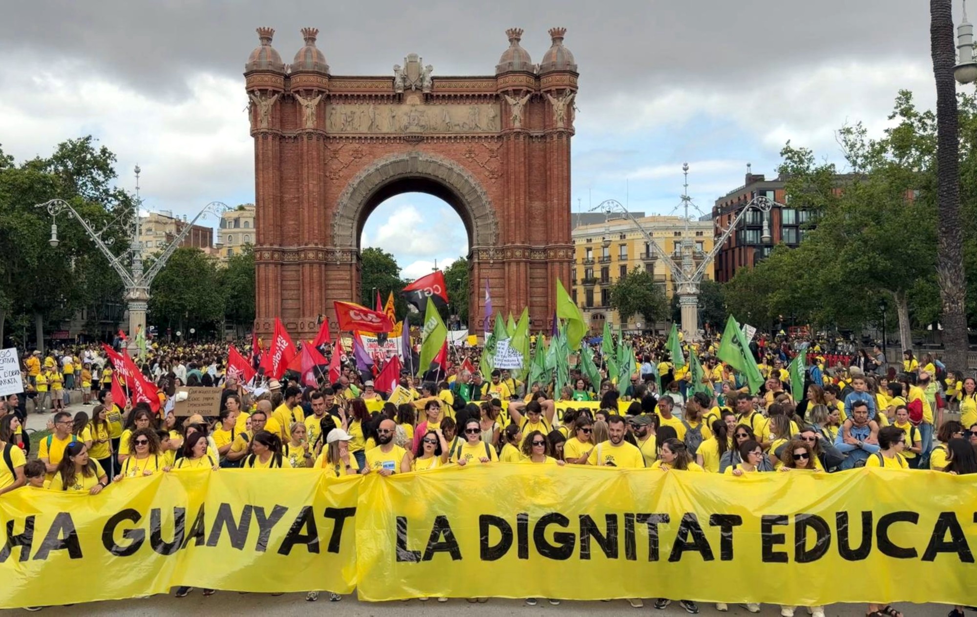 Capçalera de la manifestació unitària de docents a l'Arc de Triomf