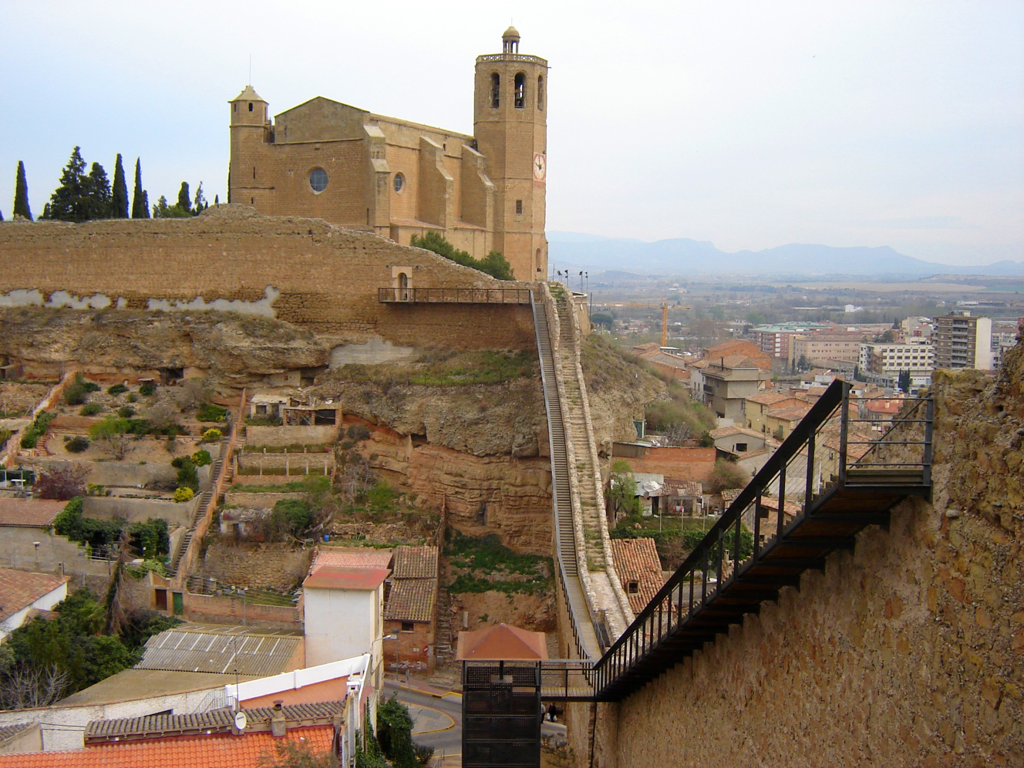Muralla medieval amb Santa Maria al fons