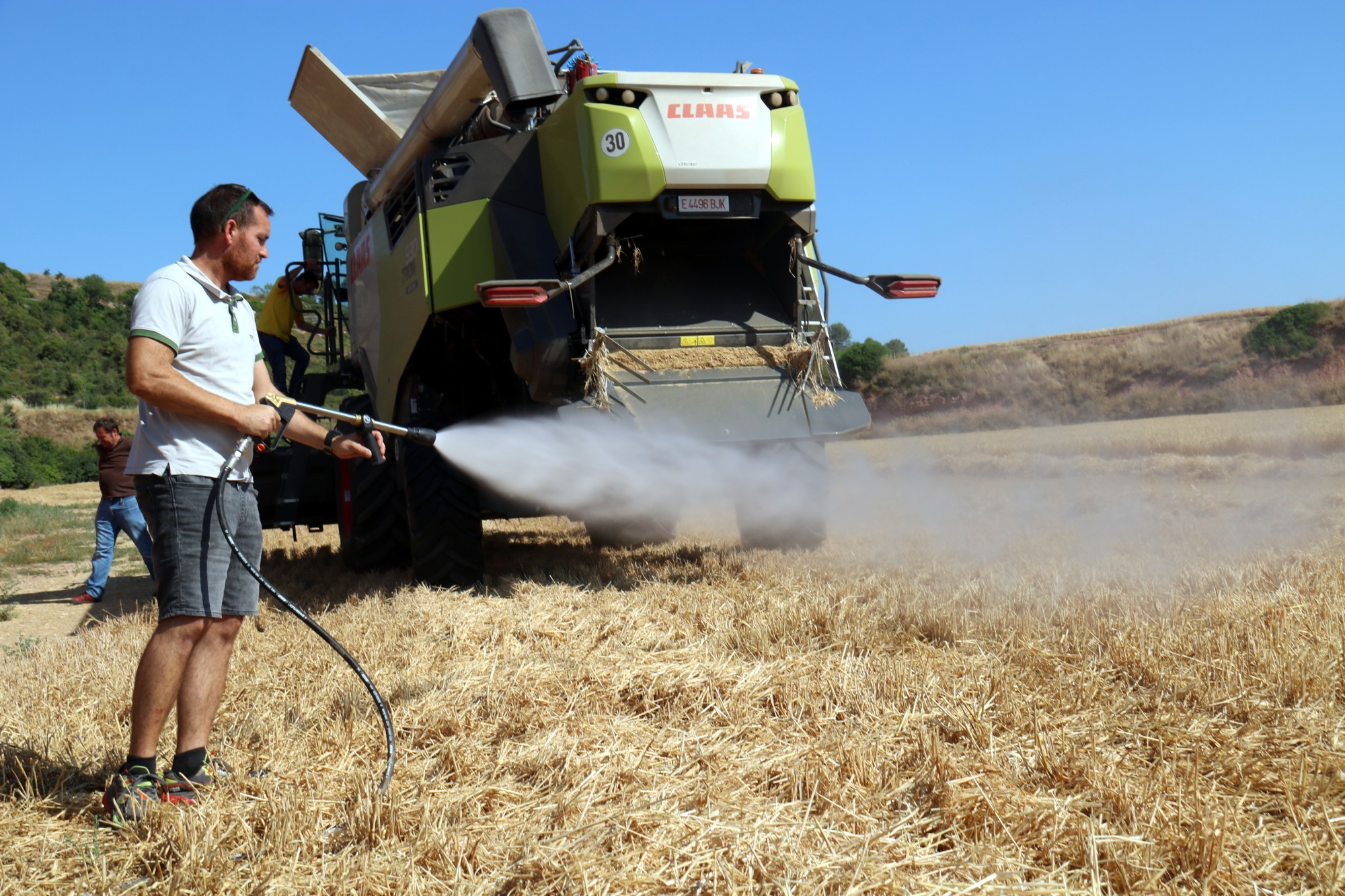 Un pagès prova el nou sistema per reduir el temps de resposta davant dels focs provocats per la maquinària agrícola 