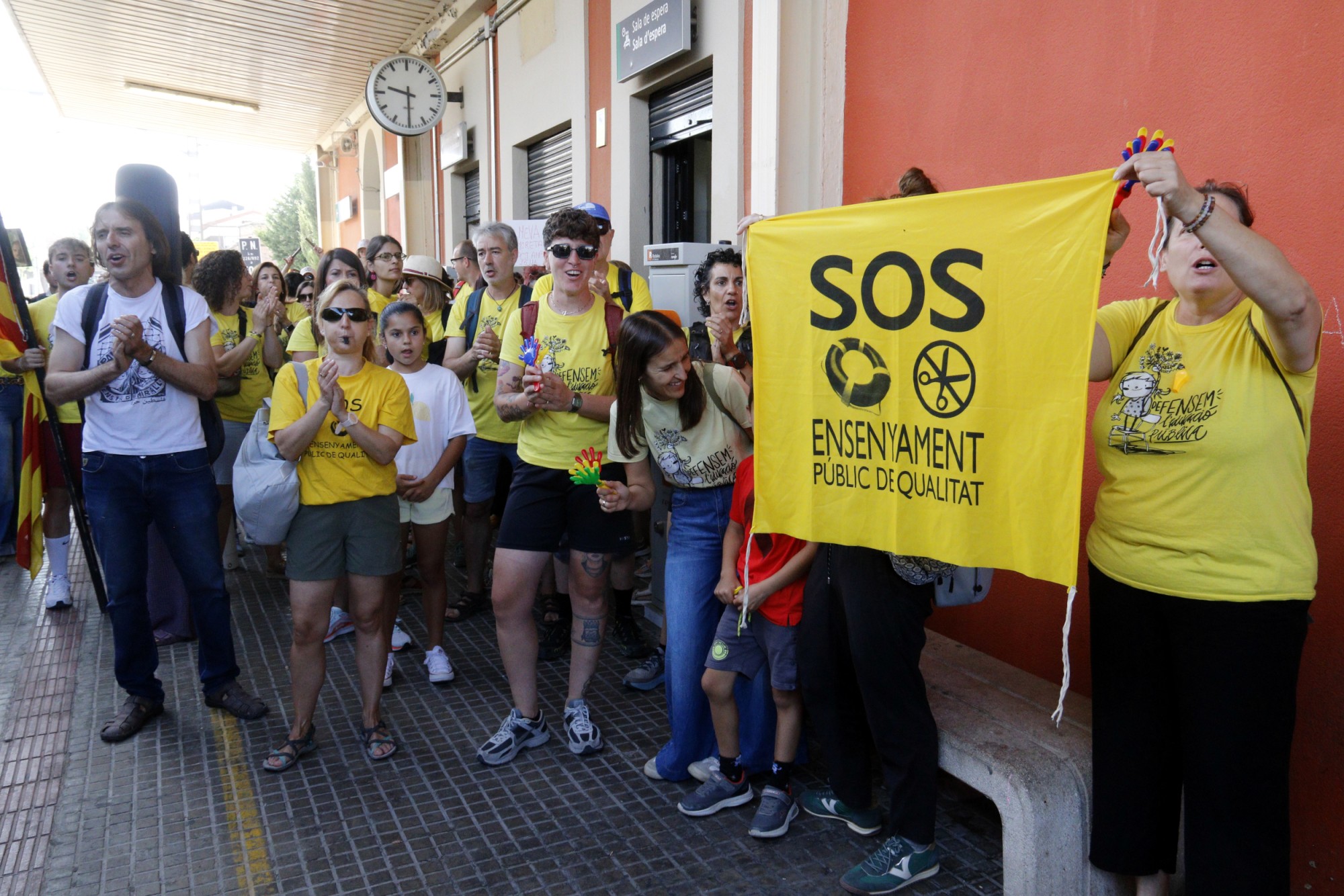 Protesta de docents a l'estació de Tàrrega