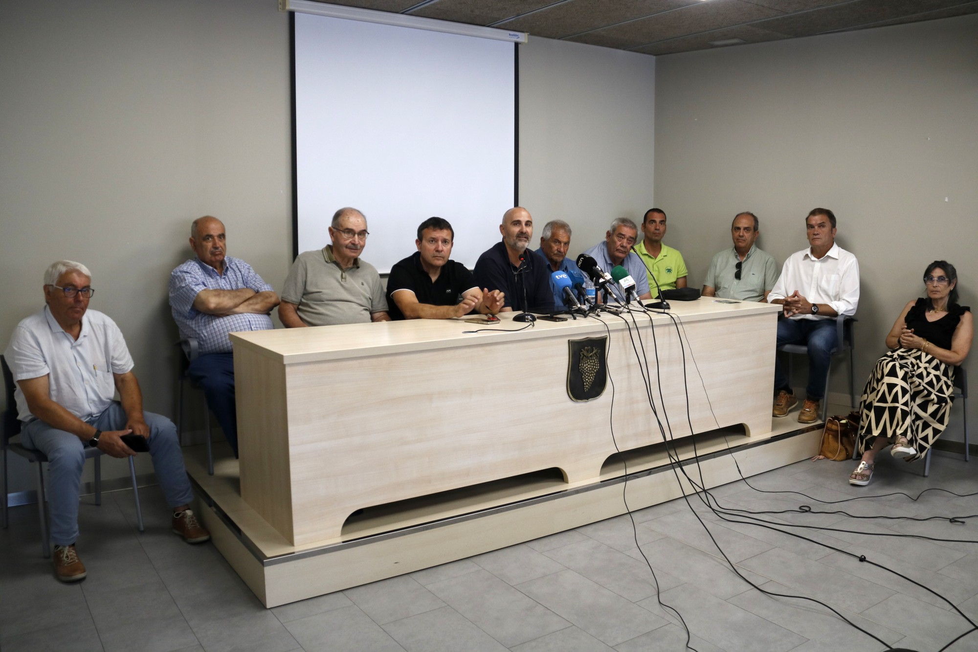 Representants de la desena de col·lectivitats de regants dels canals d'Urgell