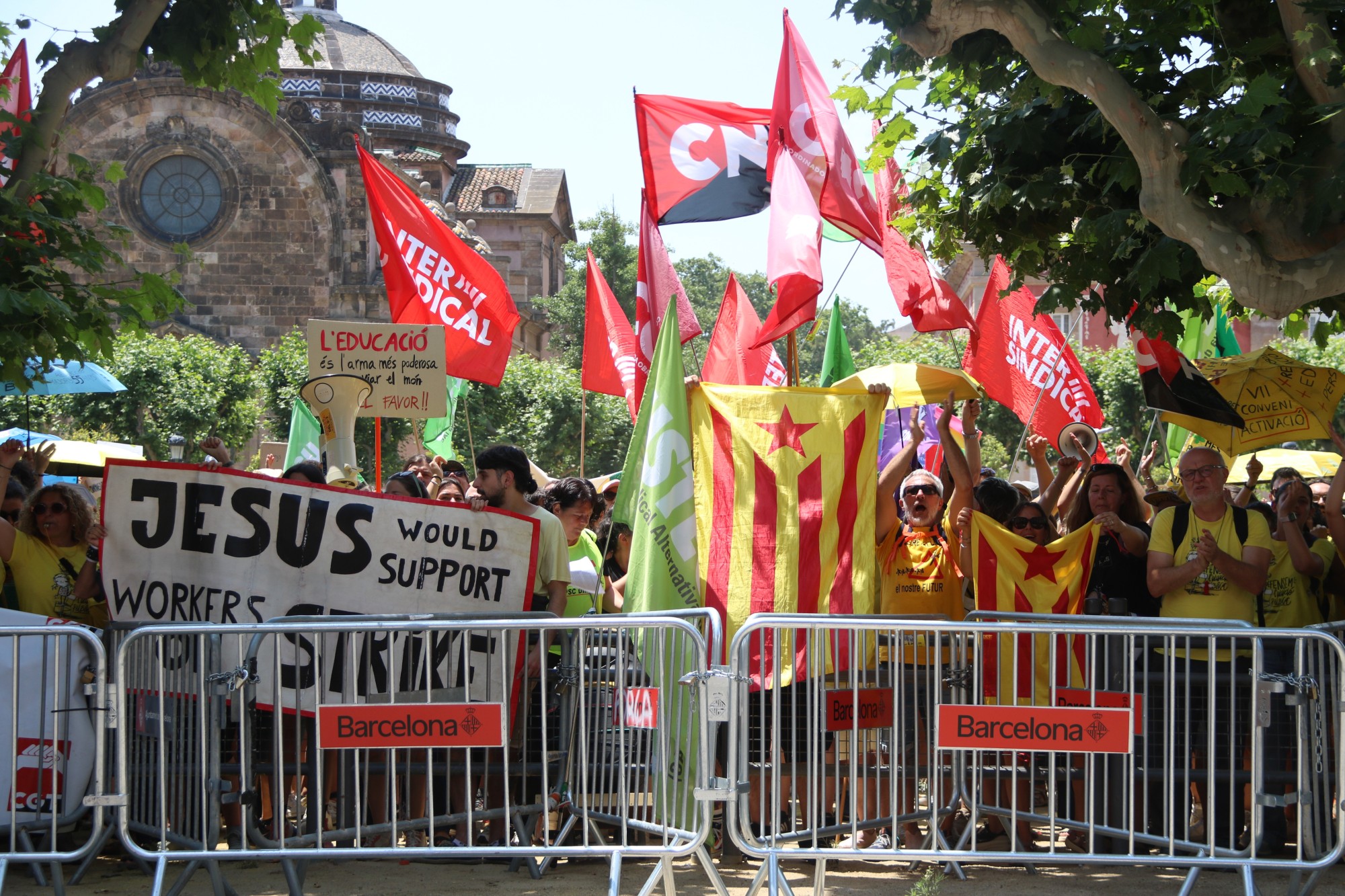 Docens a la porta del Parlament - ACN