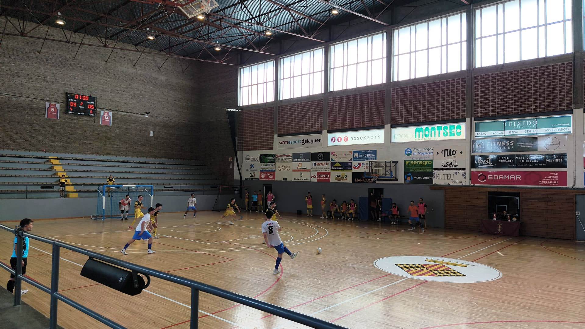 El CFS Salou intentant desempatar amb porter-jugador