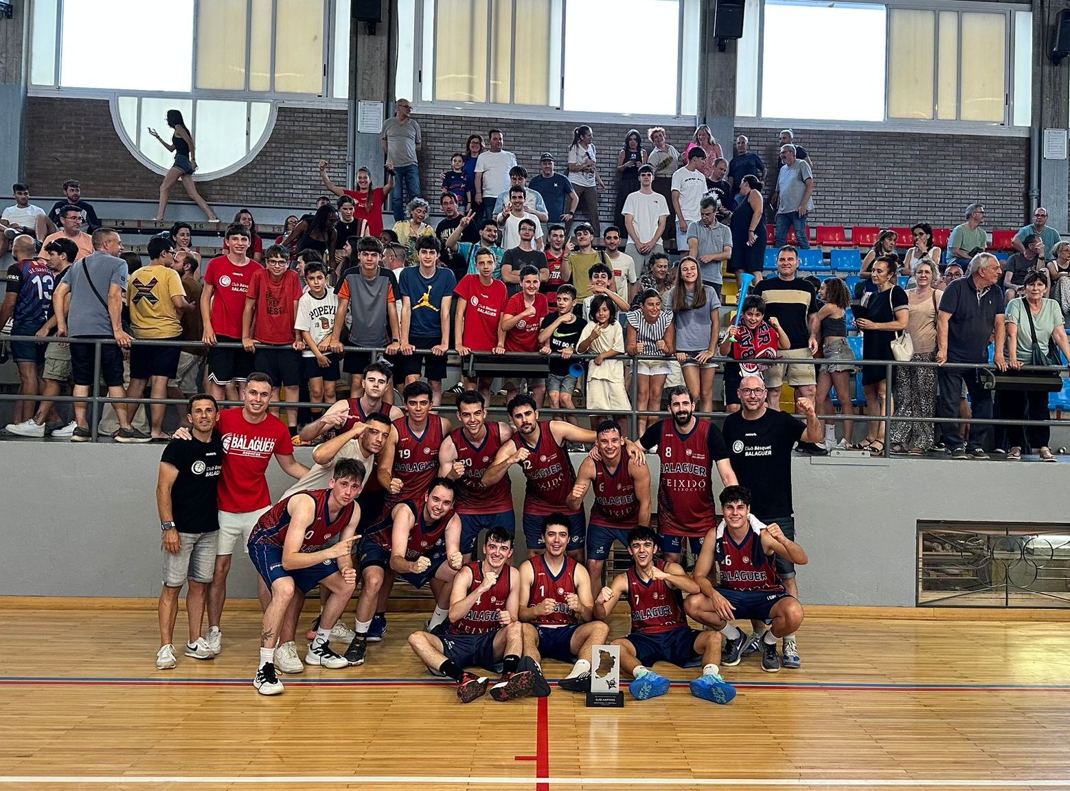 L'equip celebrant l'ascens amb l'afició