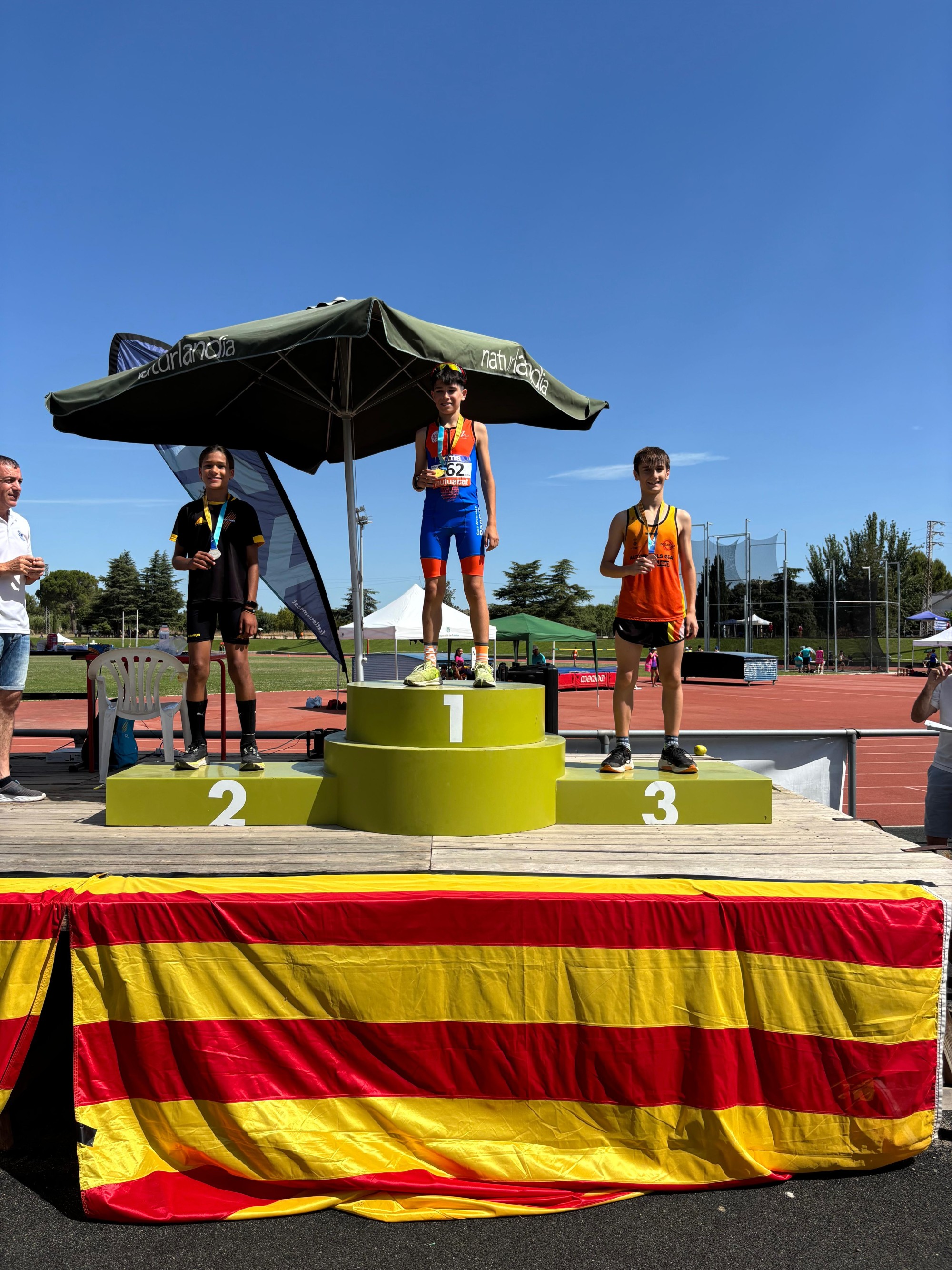 Edgar Montserrat (dreta) al poli