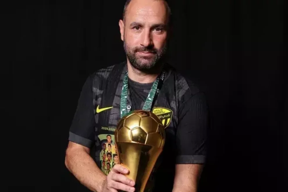 Xavier Codina amb el títol de lliga.