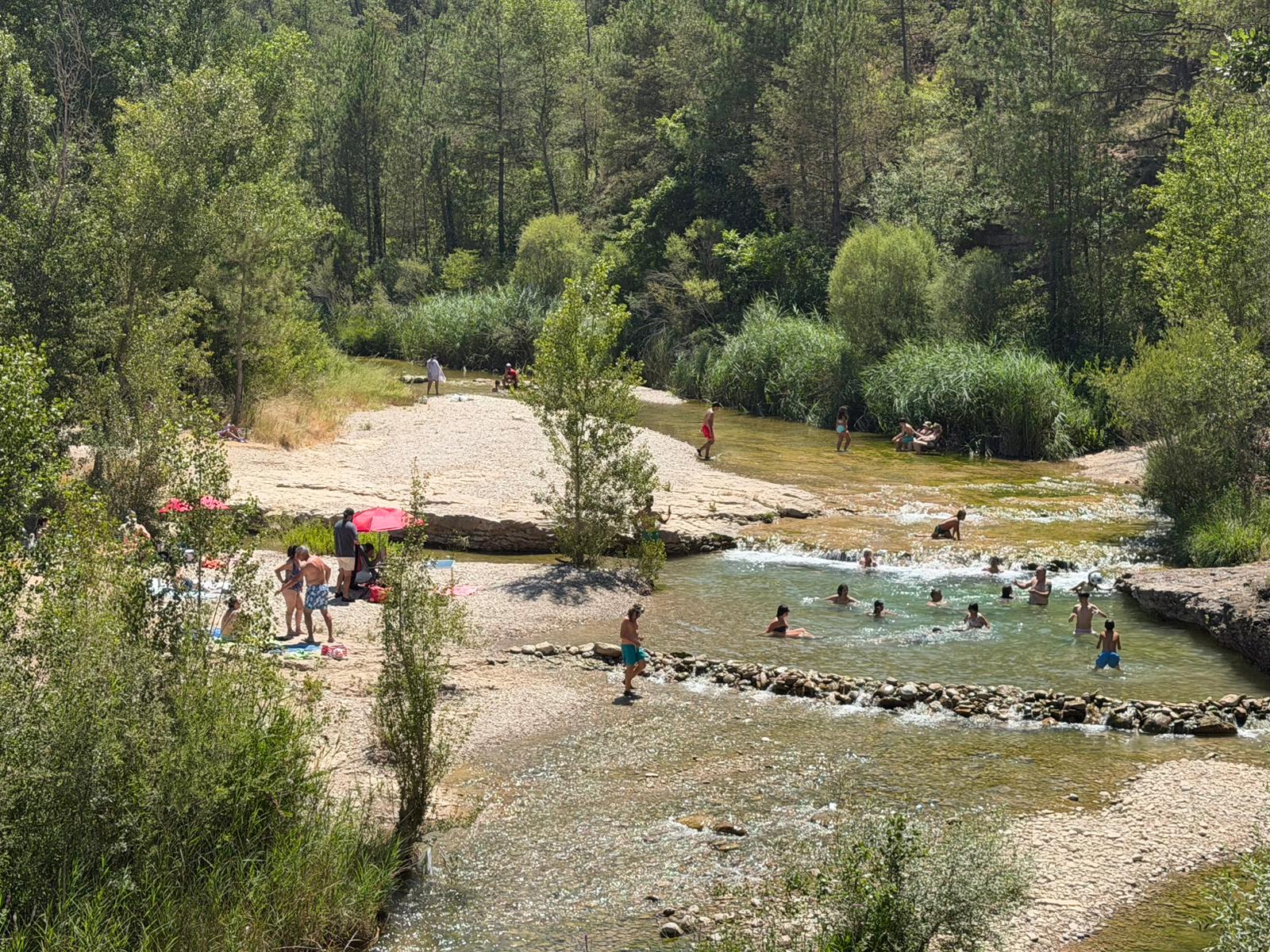 Gent banyant-se a la Ribera Salada vora el nucli d’Ogern, al municipi de Bassella (Alt Urgell).