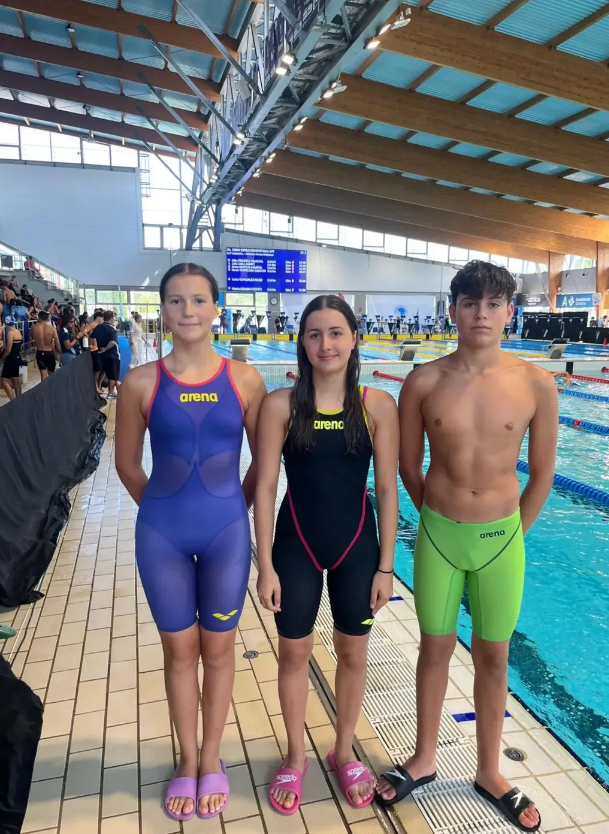 Els tres nedadors durant la competició a Sabadell