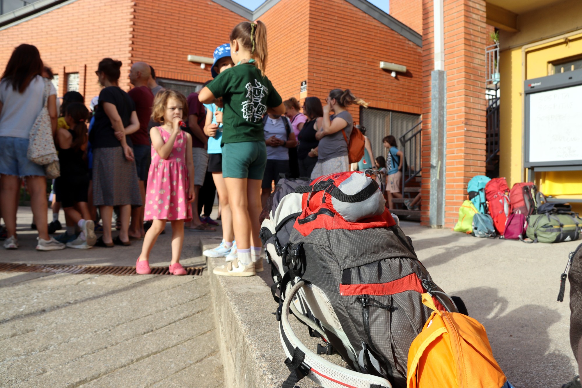 motxilles i infants en un esplai - acn