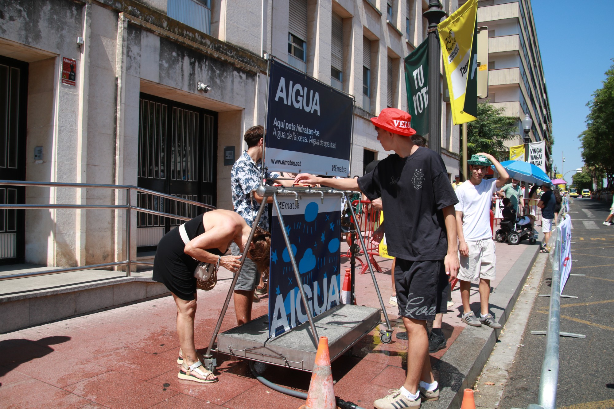 Per combatre la calor durant el pas del Tour de França a Tarragona, s'han habilitat diverses fonts d'aigua