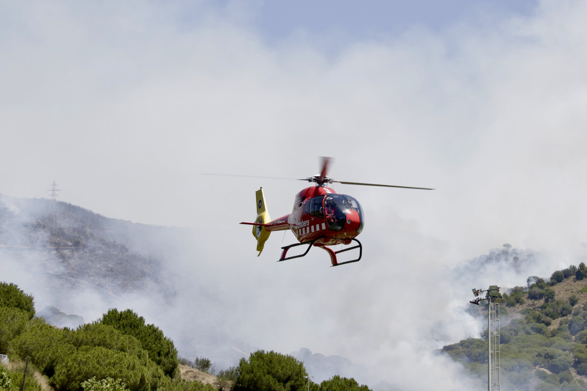 Helicopter sobrevolant un incendi