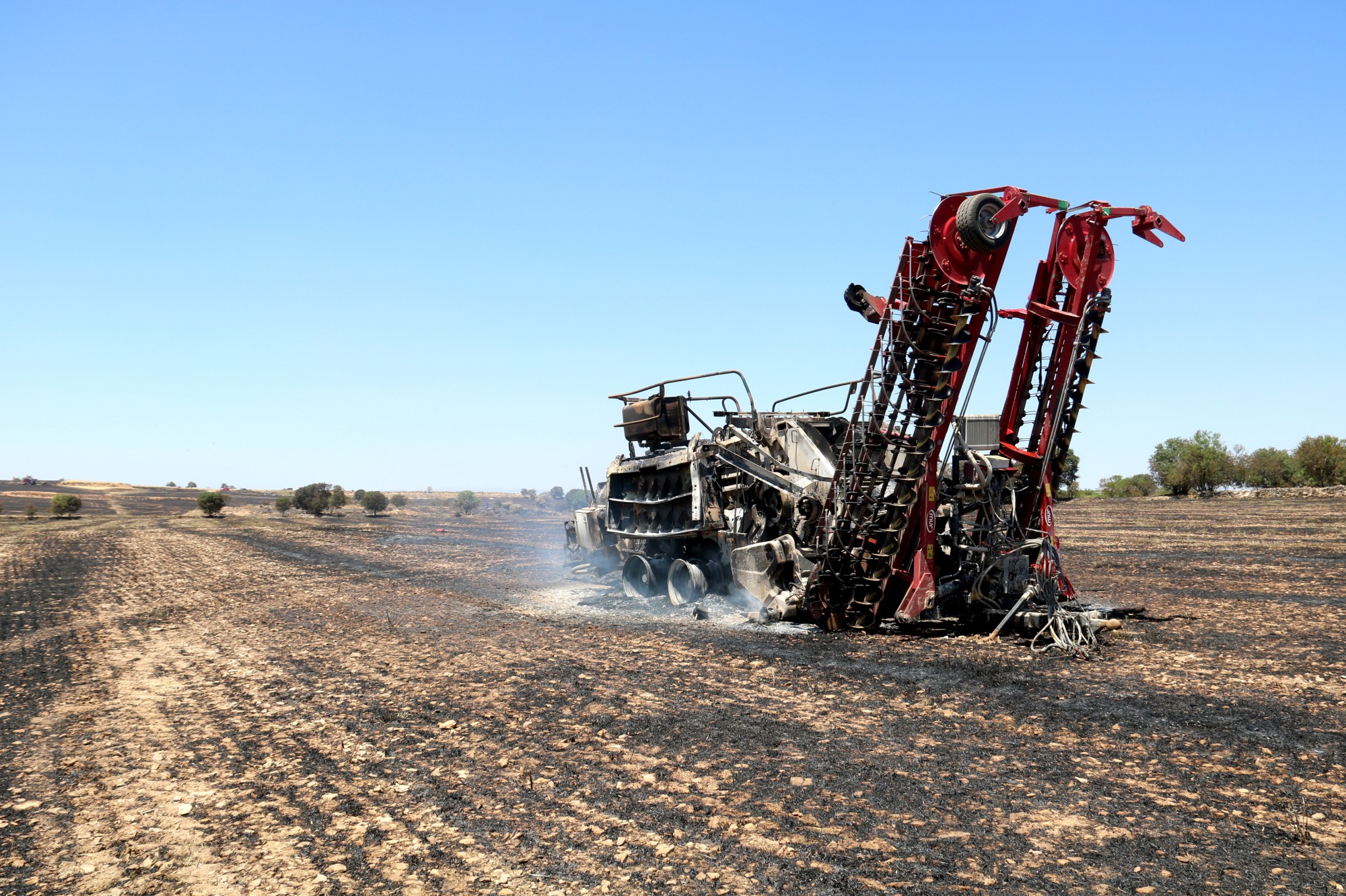 maquina agrícola cremada per un incendi de sega