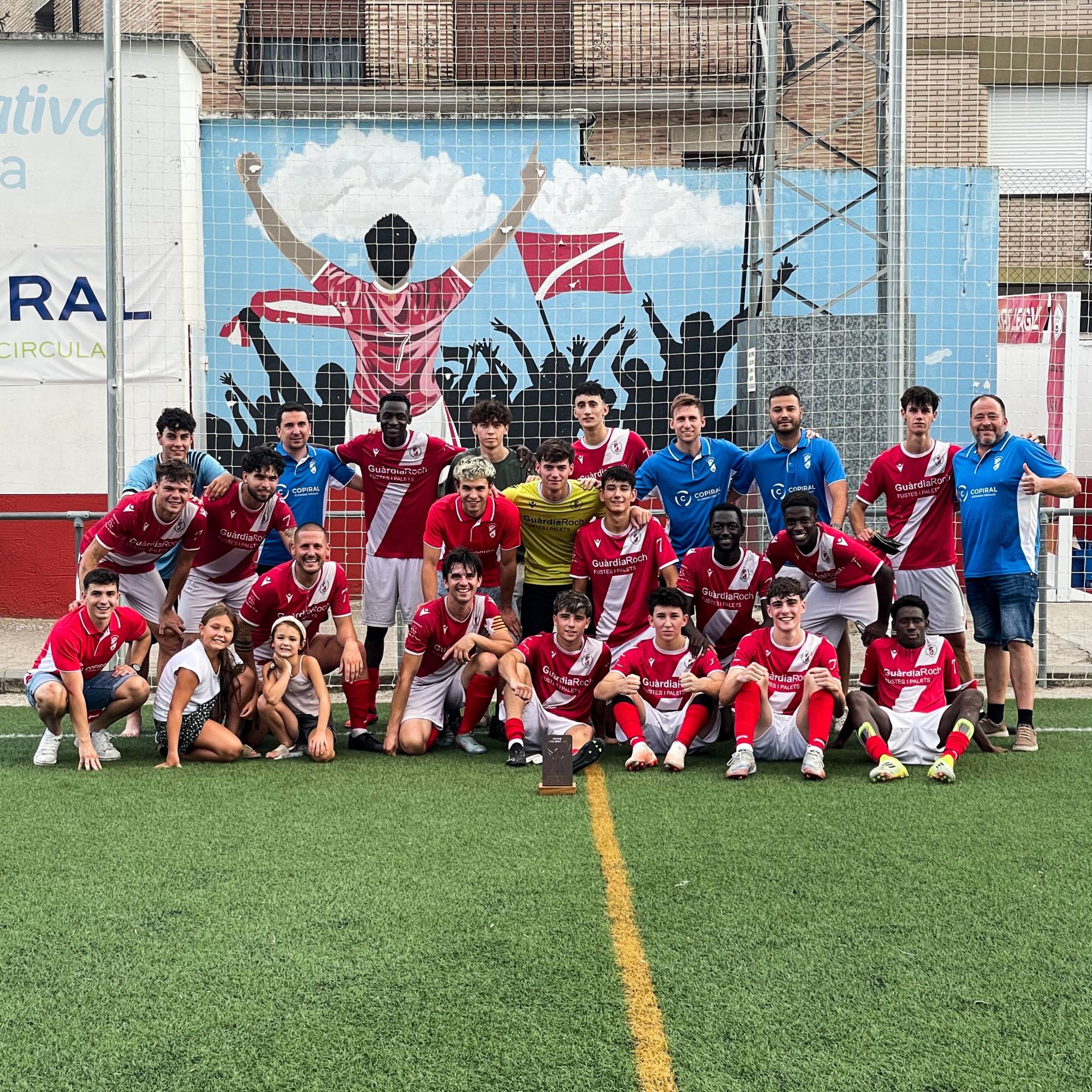 L'equip amb el trofeu