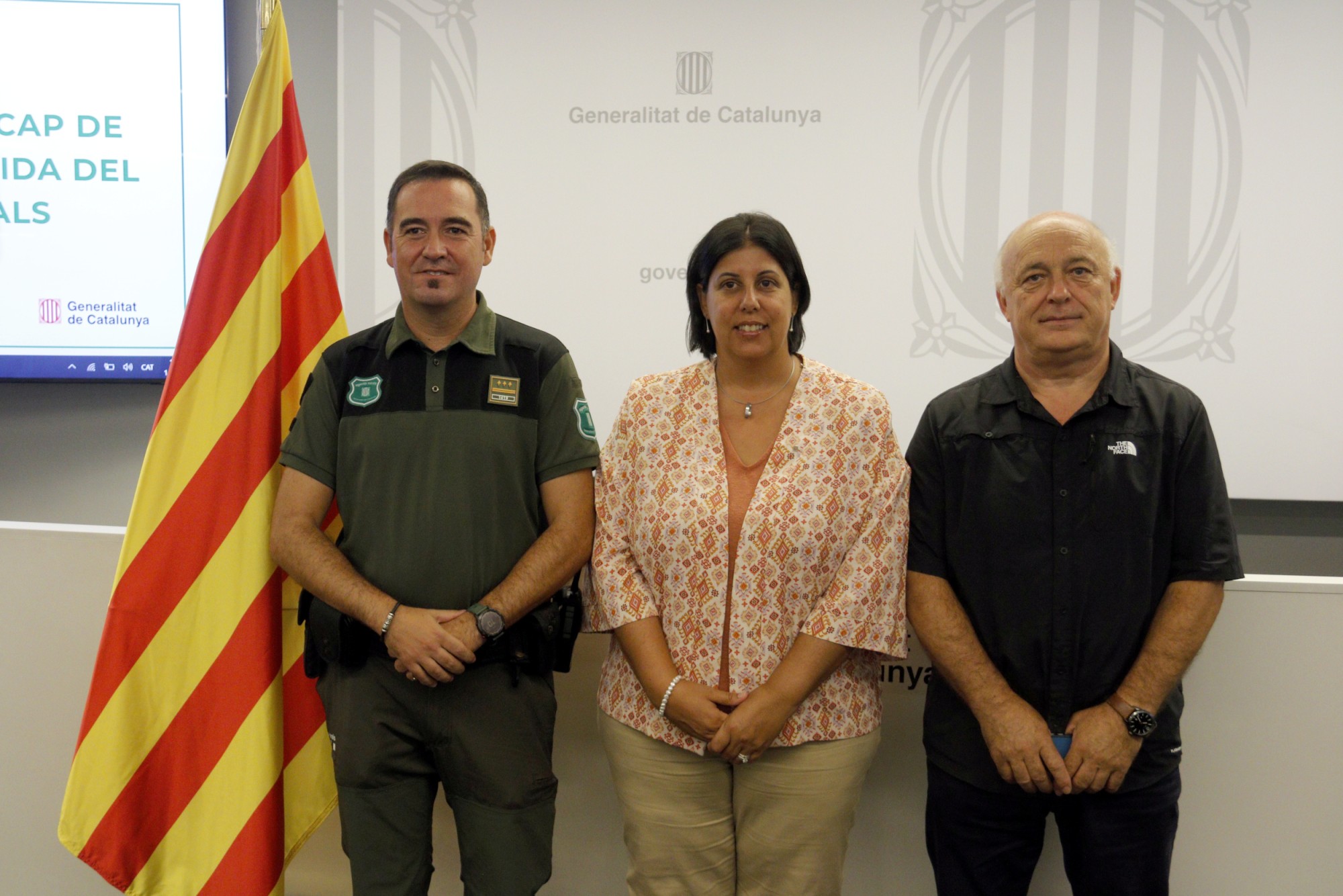 PresenEl nou cap de l'Àrea Regional de Lleida del cos d'Agents Rurals, Joan Baraut, al costat de la delegada del Govern, Núria Gil, i el cap sortint, Llorenç Ricou, que s'ha jubilat recentmenttació