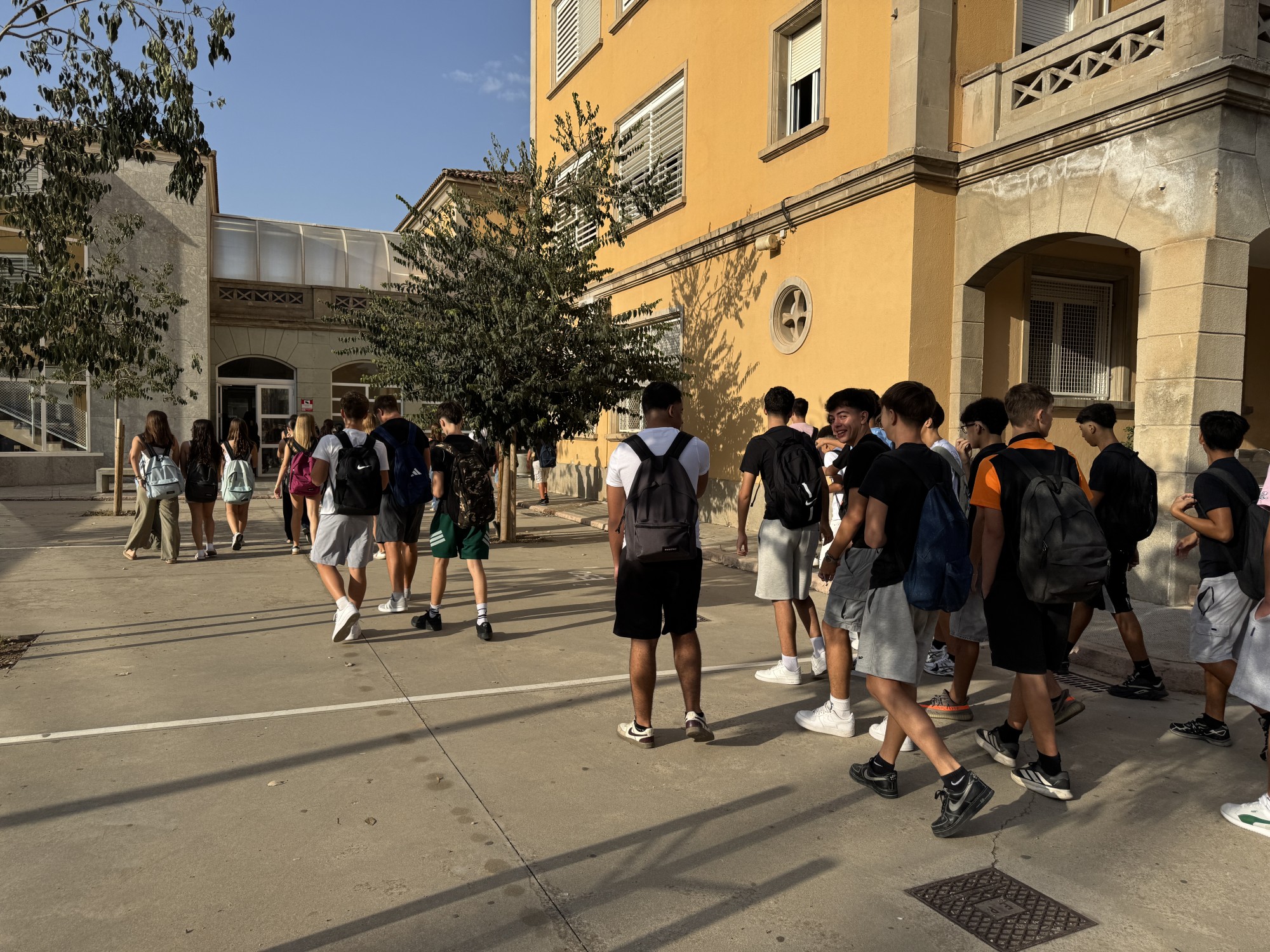 Alumnes entrant a l'institut