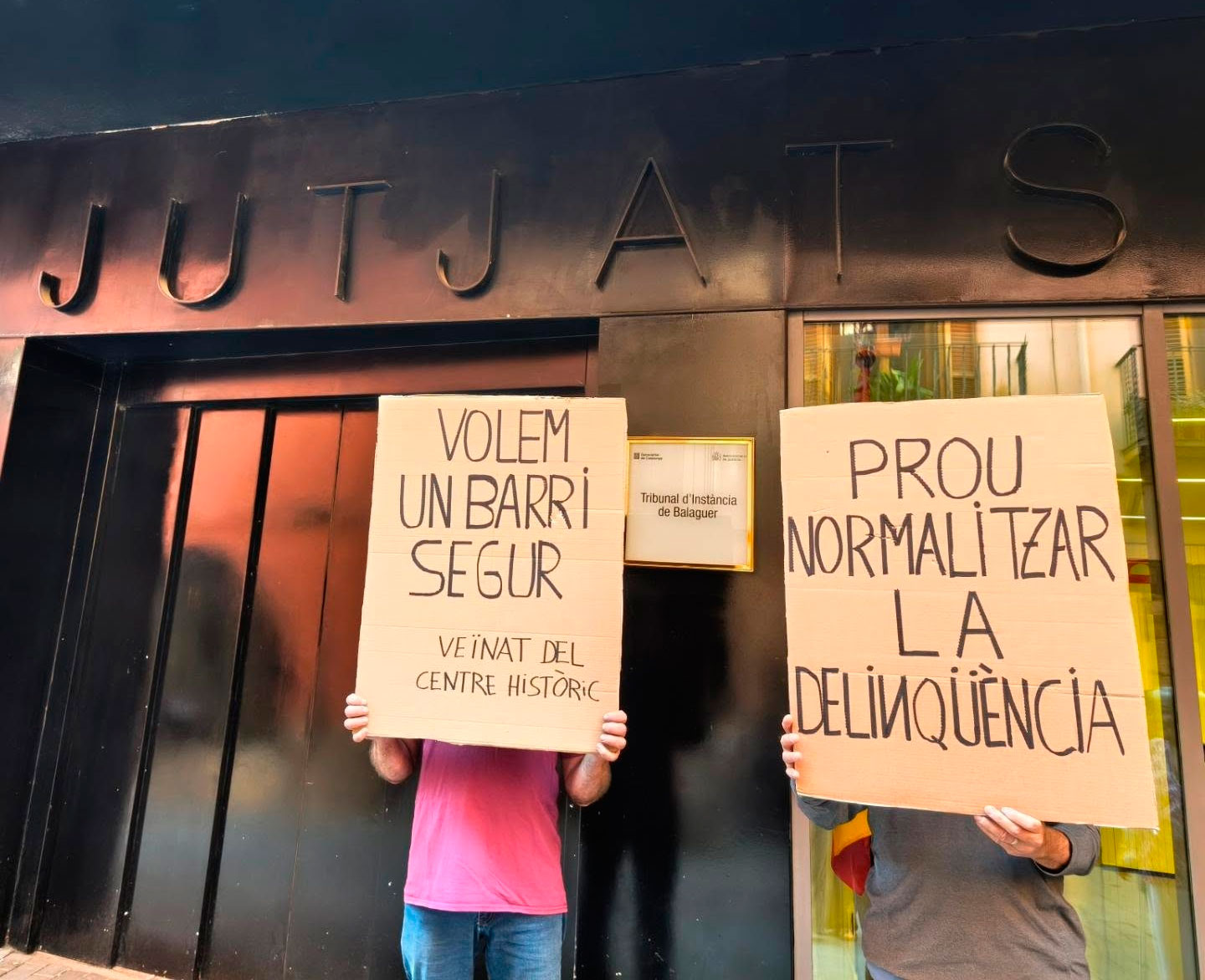 Veïns davant dels jutjats amb pancartes
