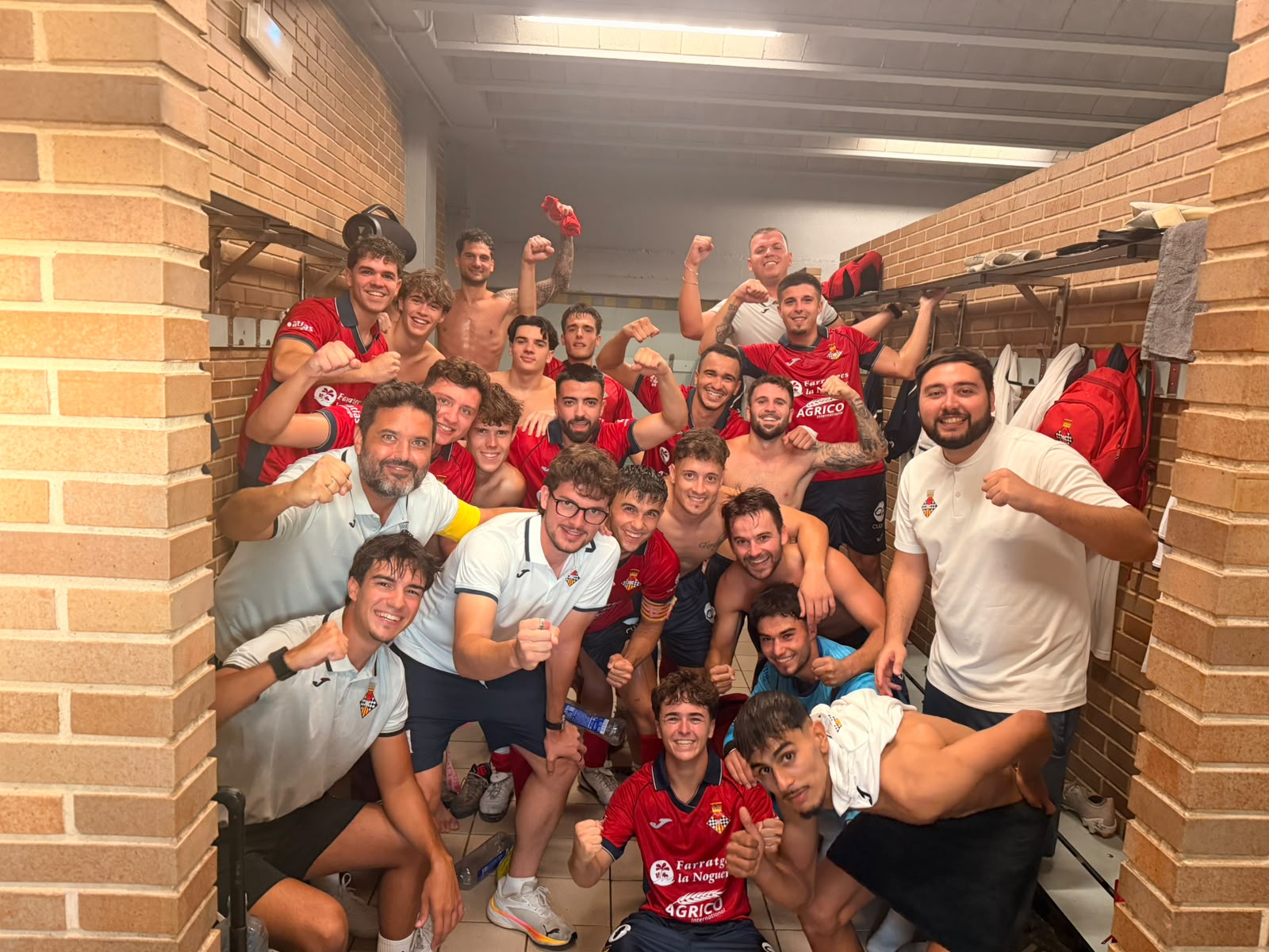 L'equip celebrant la primera victòria a la lliga